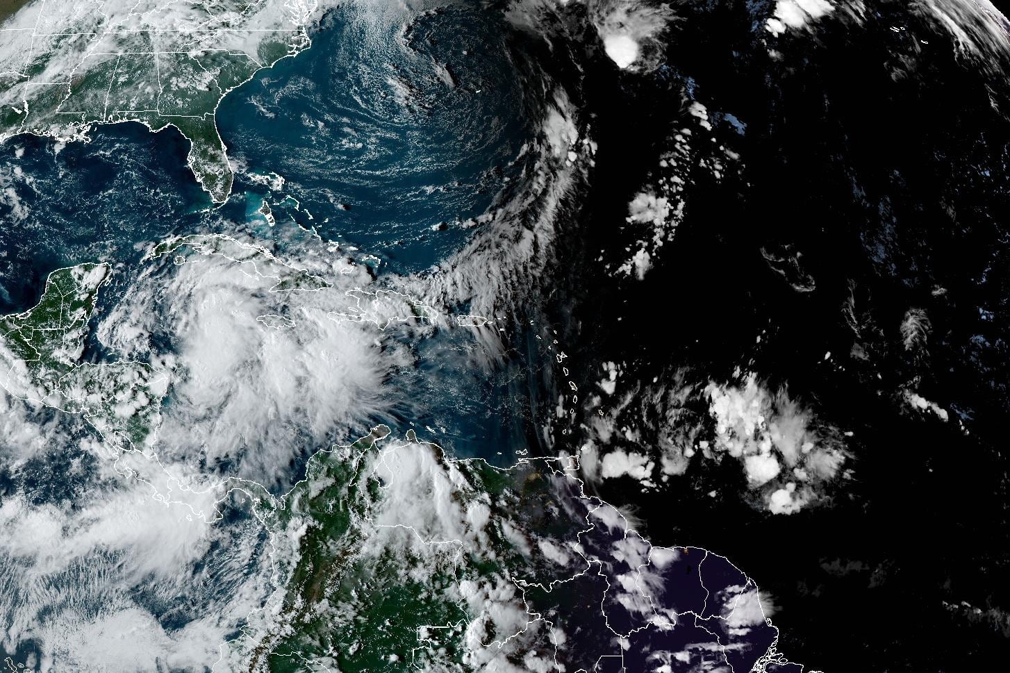 Florida se prepara ante el posible impacto del ciclón tropical nueve