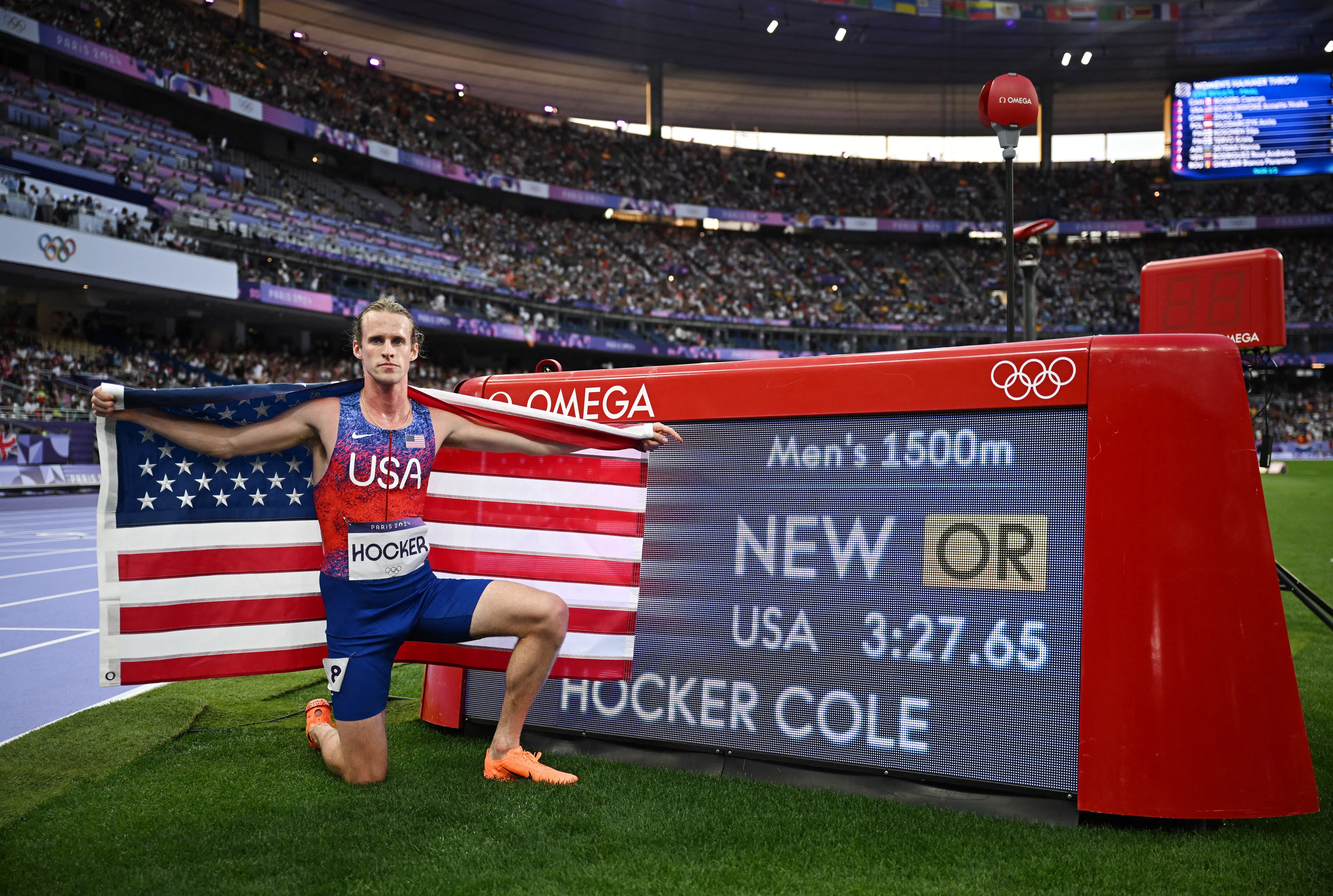 Cole Hocker de Estados Unidos celebra con su bandera nacional después de ganar el oro y establecer un nuevo récord olímpico en los 1500 m (REUTERS/Dylan Martinez)