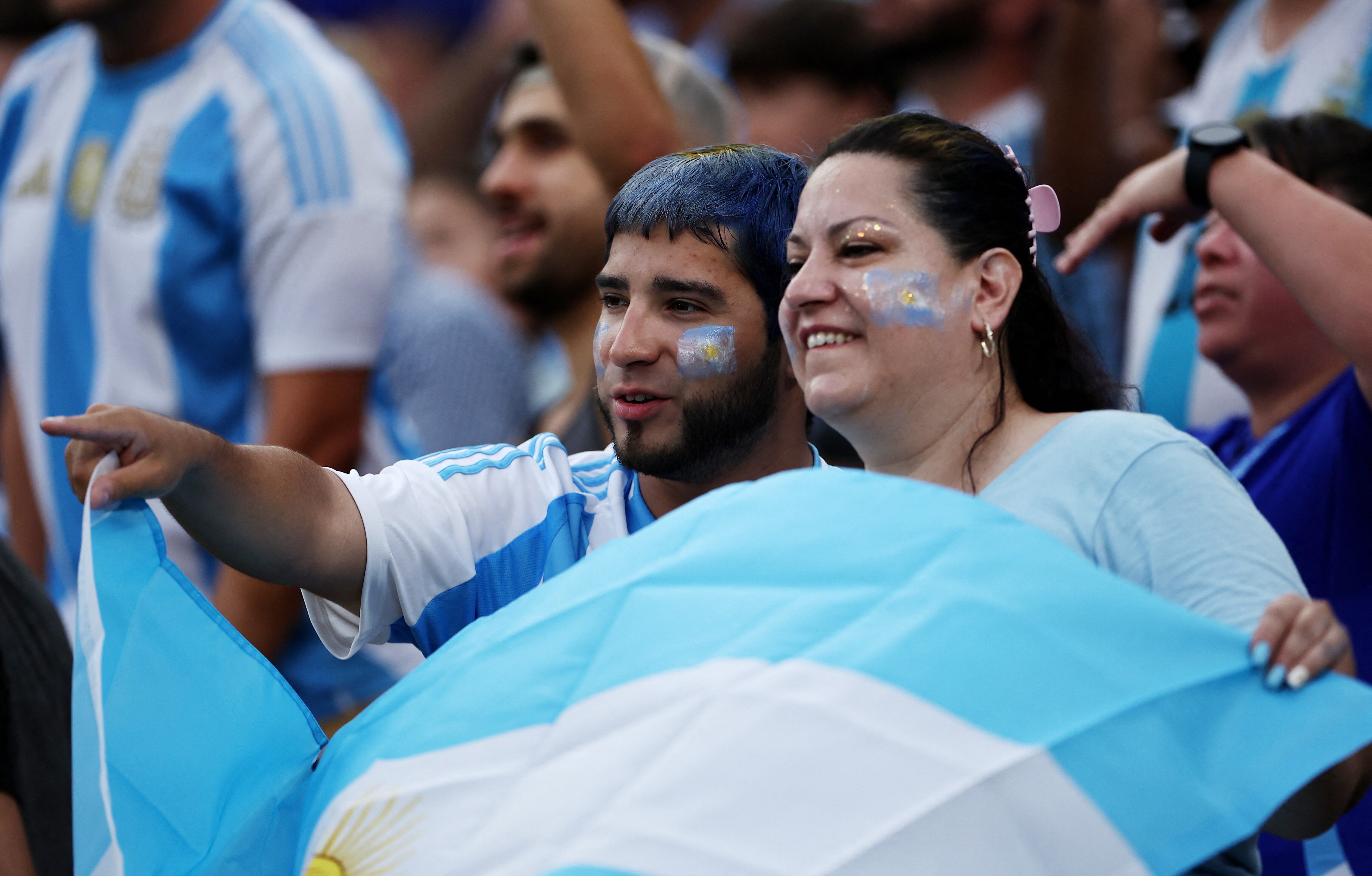 Rostros pintados y las banderas, una sana costumbre de los argentinos