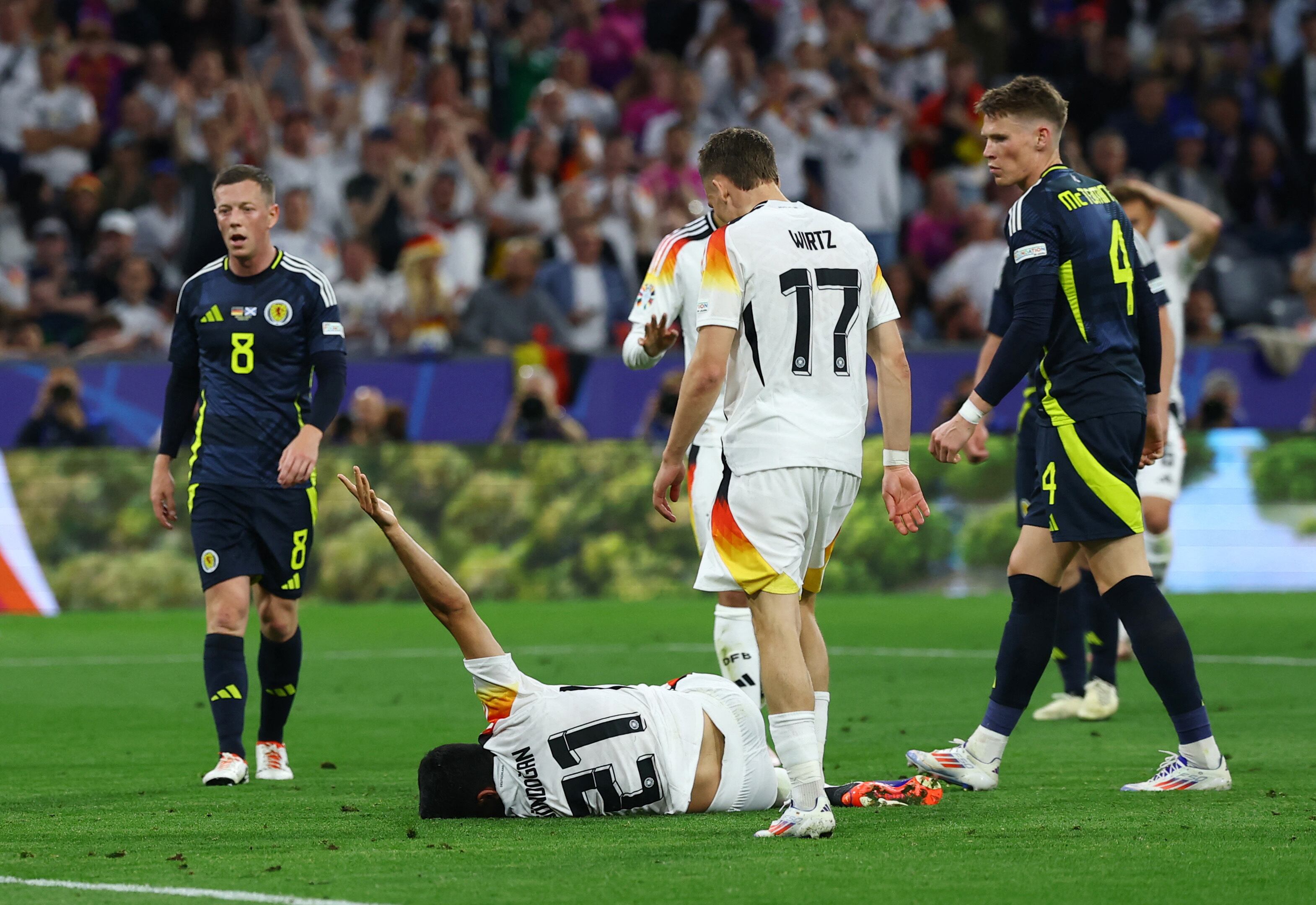 Así quedó Ilkay Gündogan tras la brutal patada del escocés Porteous (REUTERS/Kai Pfaffenbach)