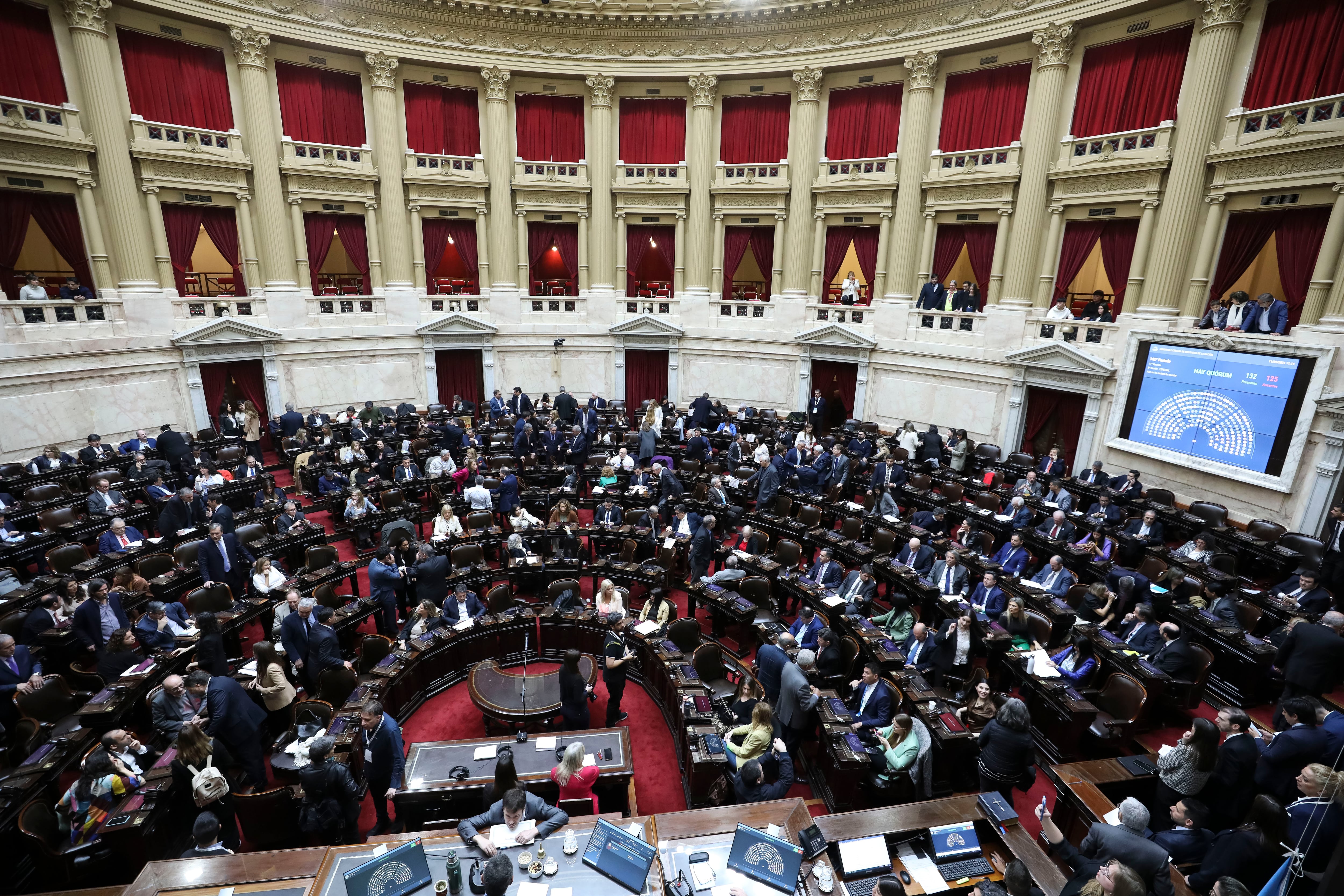 Fotografía cedida por la Cámara de Diputados de Argentina de diputados durante una sesión especial en el Congreso de la Nación (Imagen de archivo)