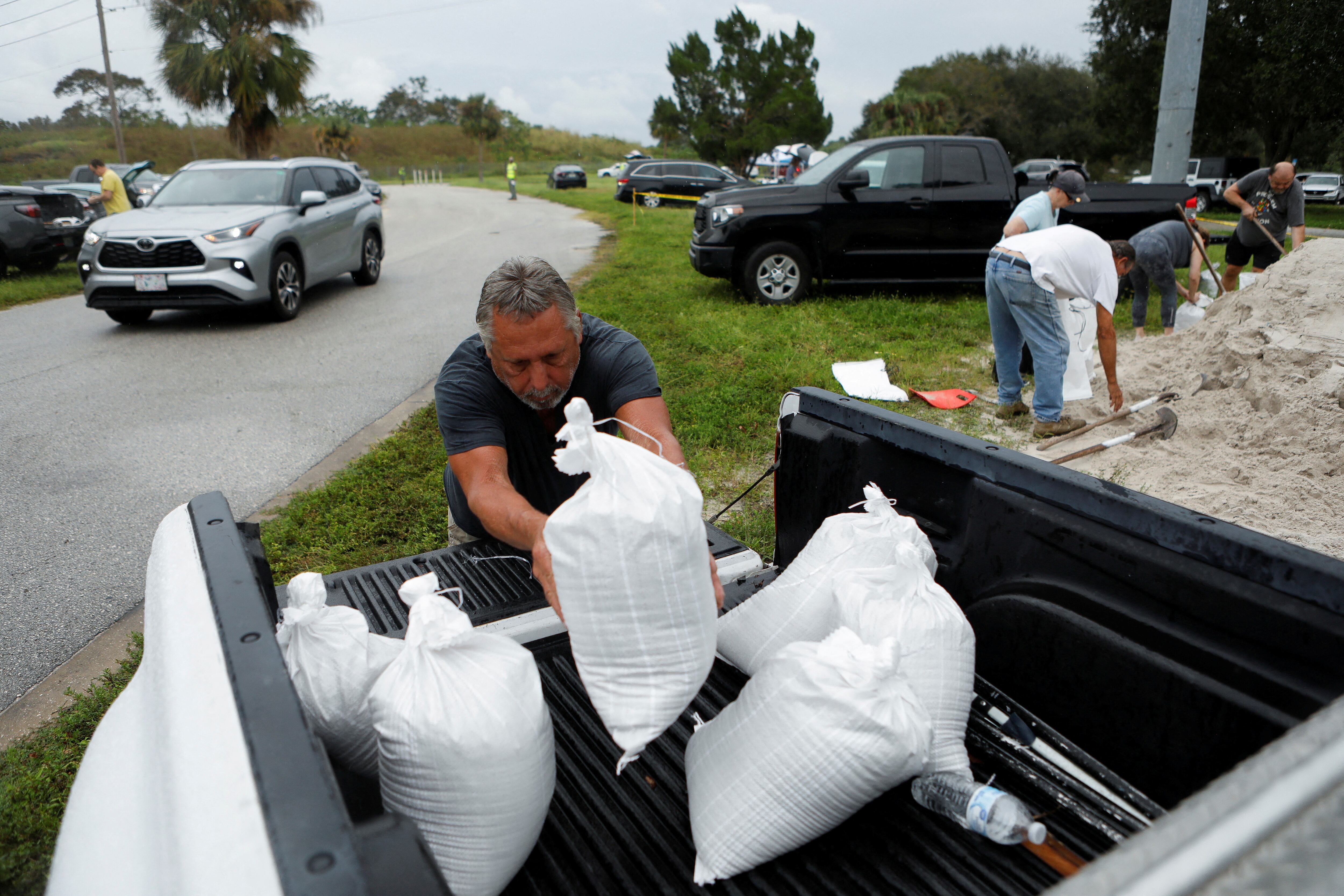 Bob Gendron carga sacos de arena en su camión, mientras los distribuye a los residentes del condado de Pinellas antes de la llegada prevista de la tormenta tropical Milton, en Seminole, Florida, EE. UU., el 6 de octubre de 2024. REUTERS/Octavio Jones