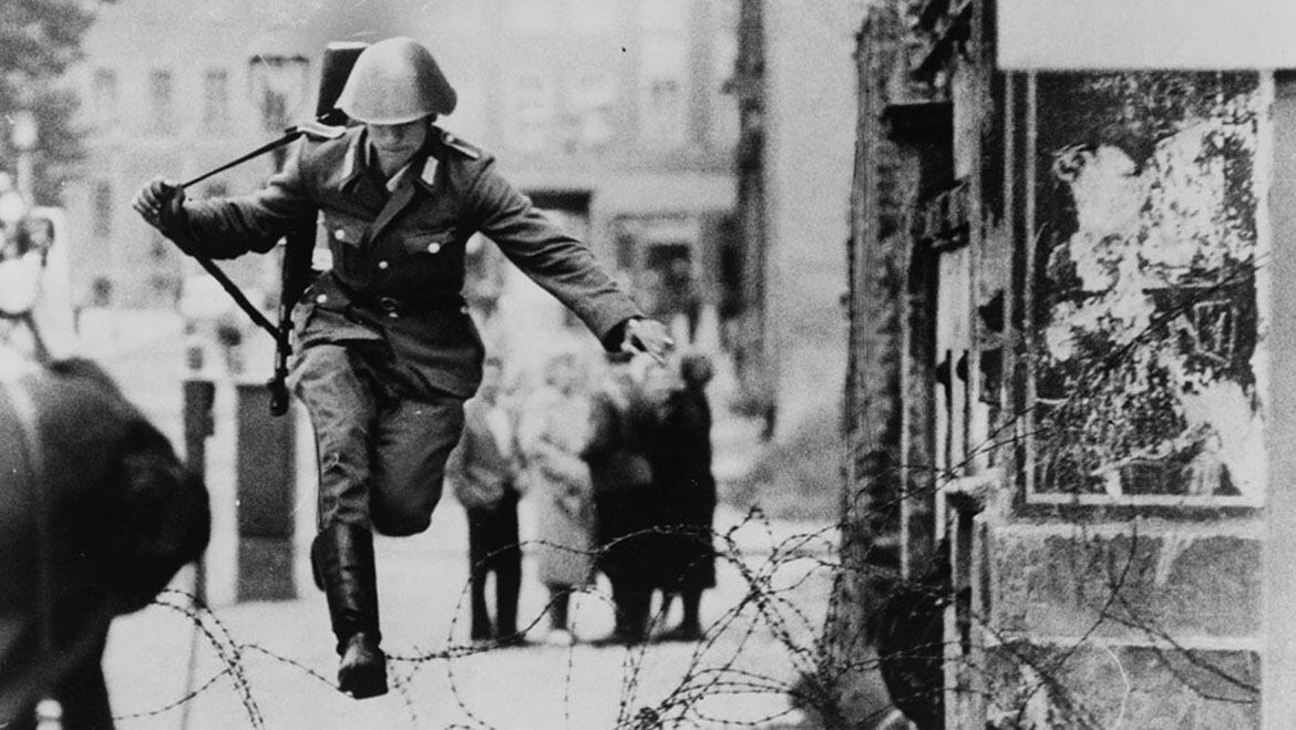 Conrad Schumann, un policía de Alemania Oriental que en 1961 hizo un salto inmortalizado en esta fotografía. Uno de los primeros que huyó hacia el mundo occidental (Biblioteca del Congreso)