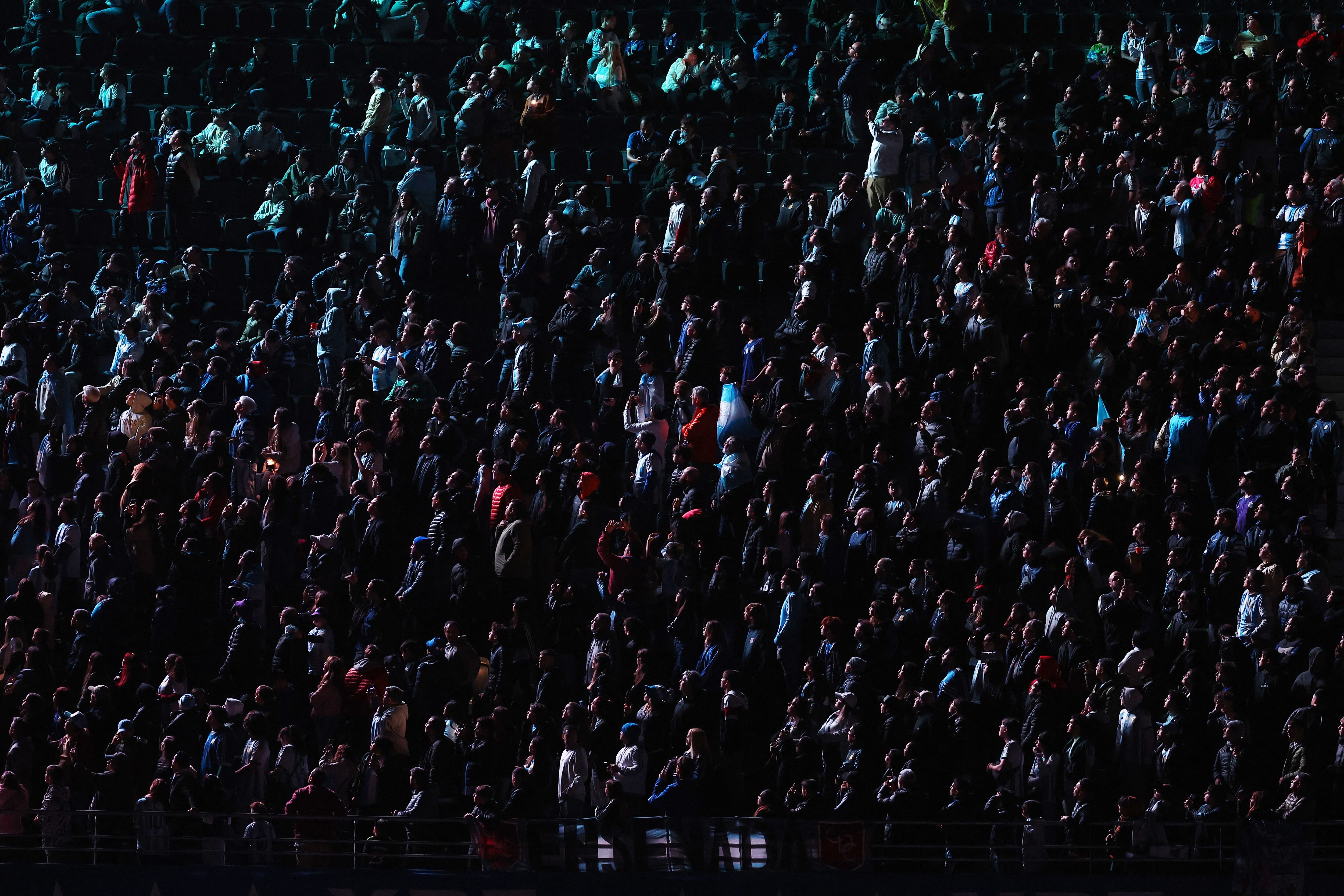 Una de las gradas del Estadio Monumental a reventar de gente