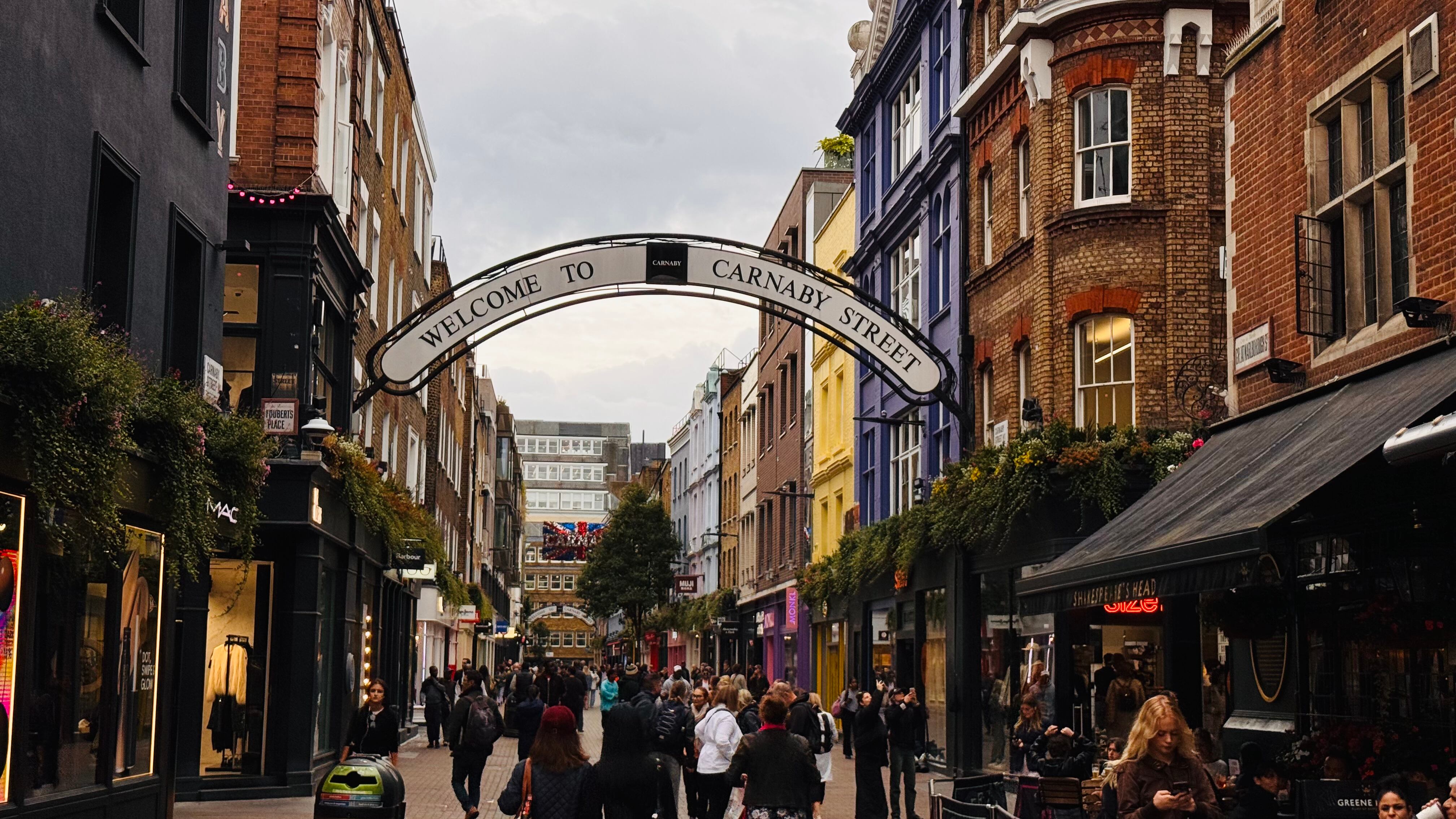 Lugares icónicos de Londres que no pueden faltar en tu visita. La capital del Reino Unido ofrece una rica mezcla de historia, cultura y modernidad. Desde el Tower of London hasta el palacio de Buckingham, un repaso por los rincones que definen esta ciudad única