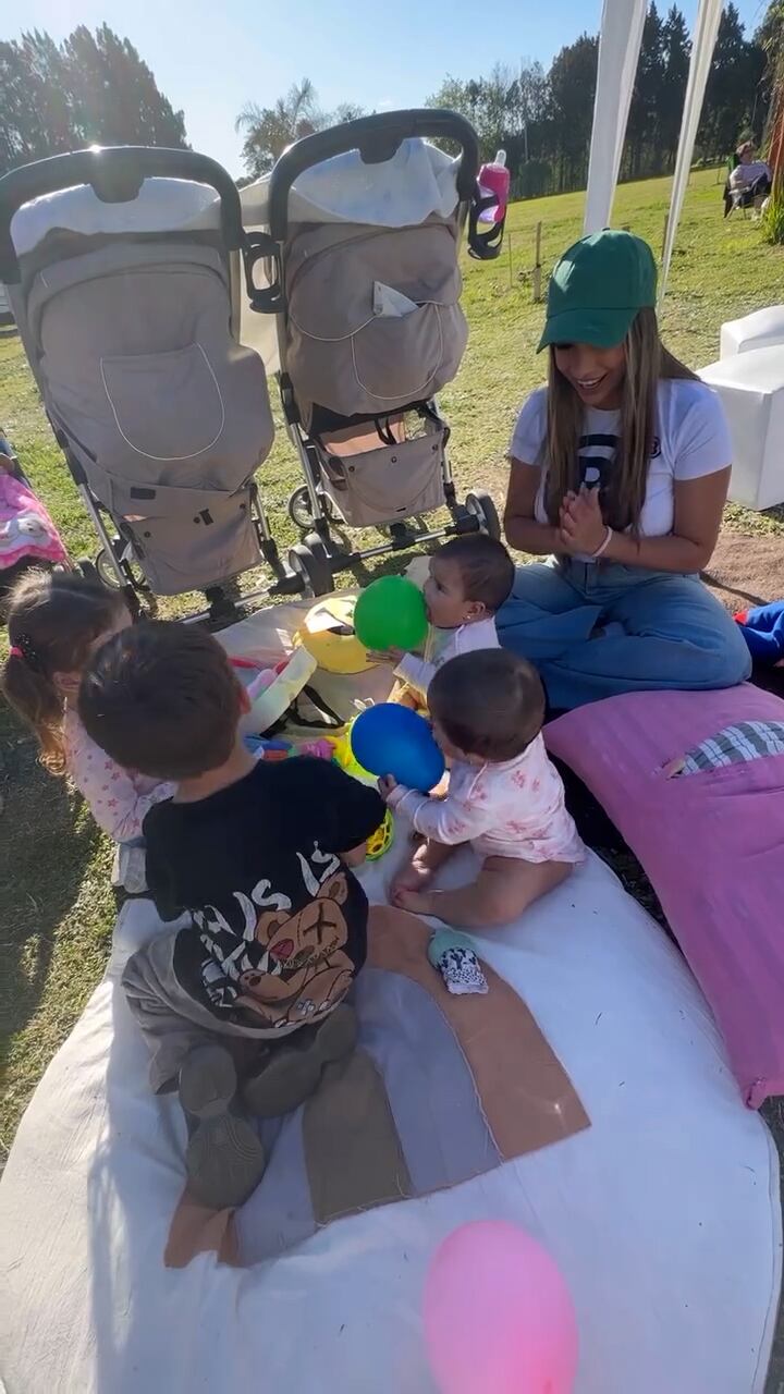 Daniela Celis y Thiago Medina en su primer viaje familiar con las gemelas