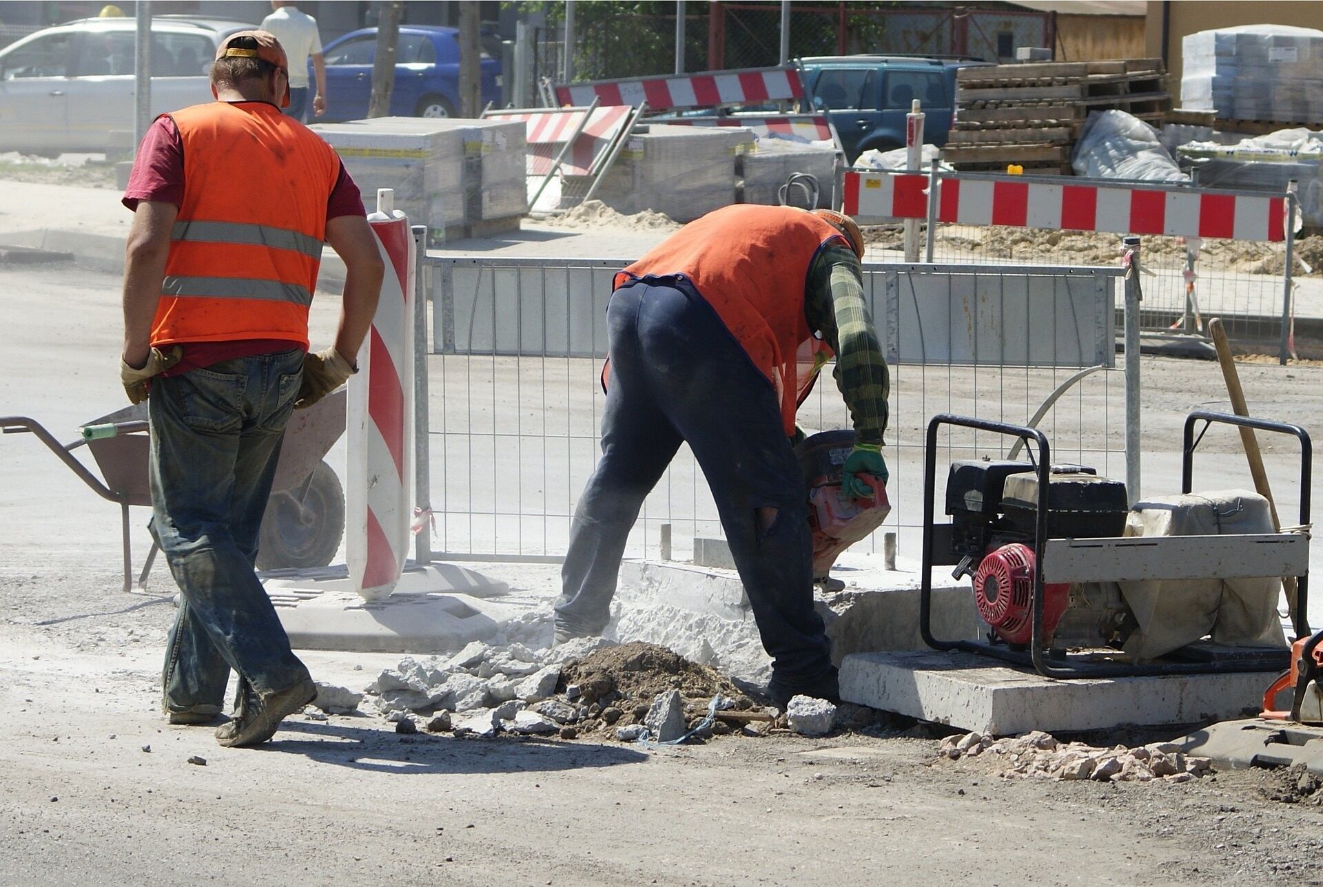 Unos albañiles trabajan en una obra en Badajoz (Europa Press/Archivo).