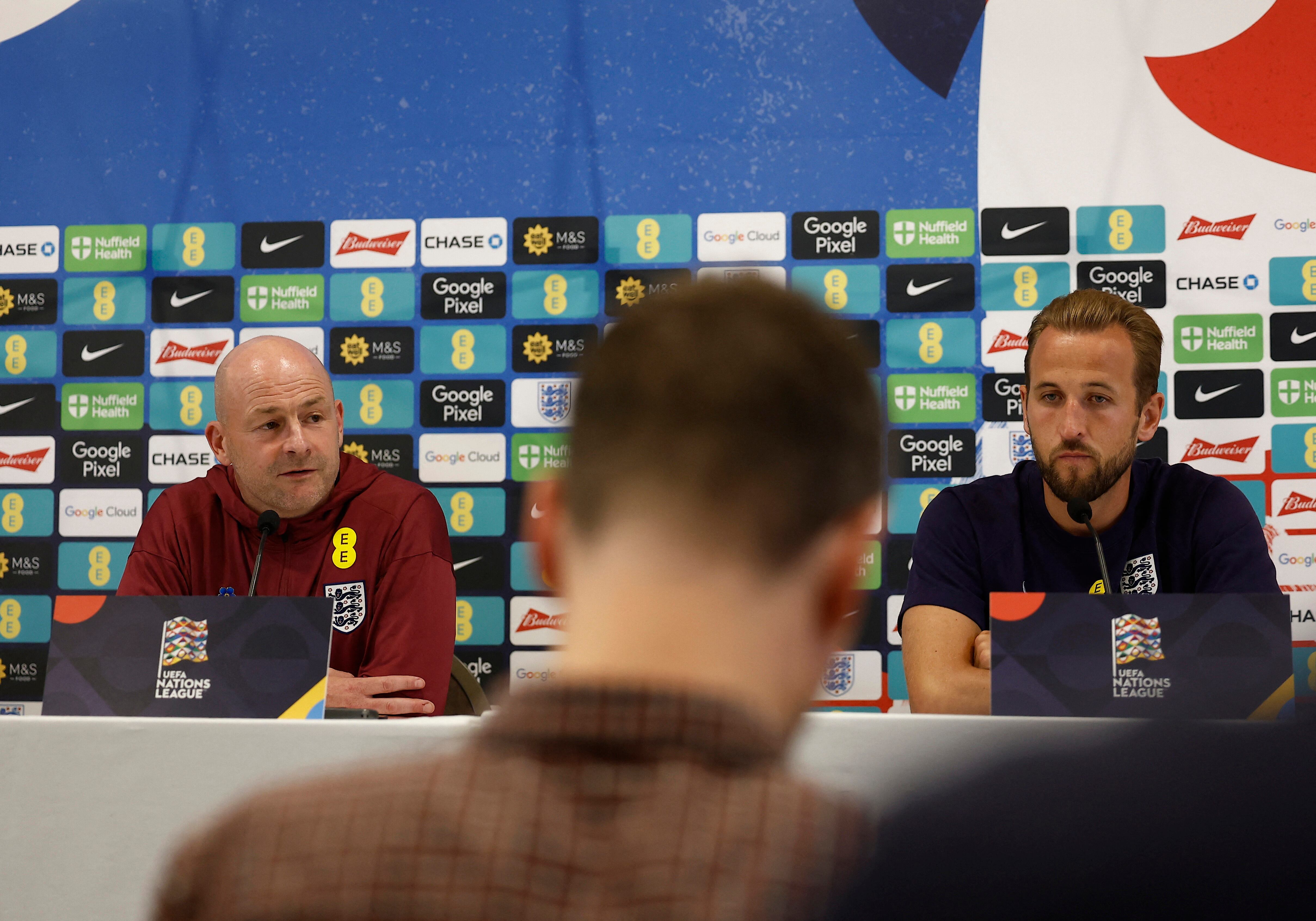 Harry Kane estuvo junto a Lee Carsley en el diálogo con los periodistas (Reuters/Jason Cairnduff)