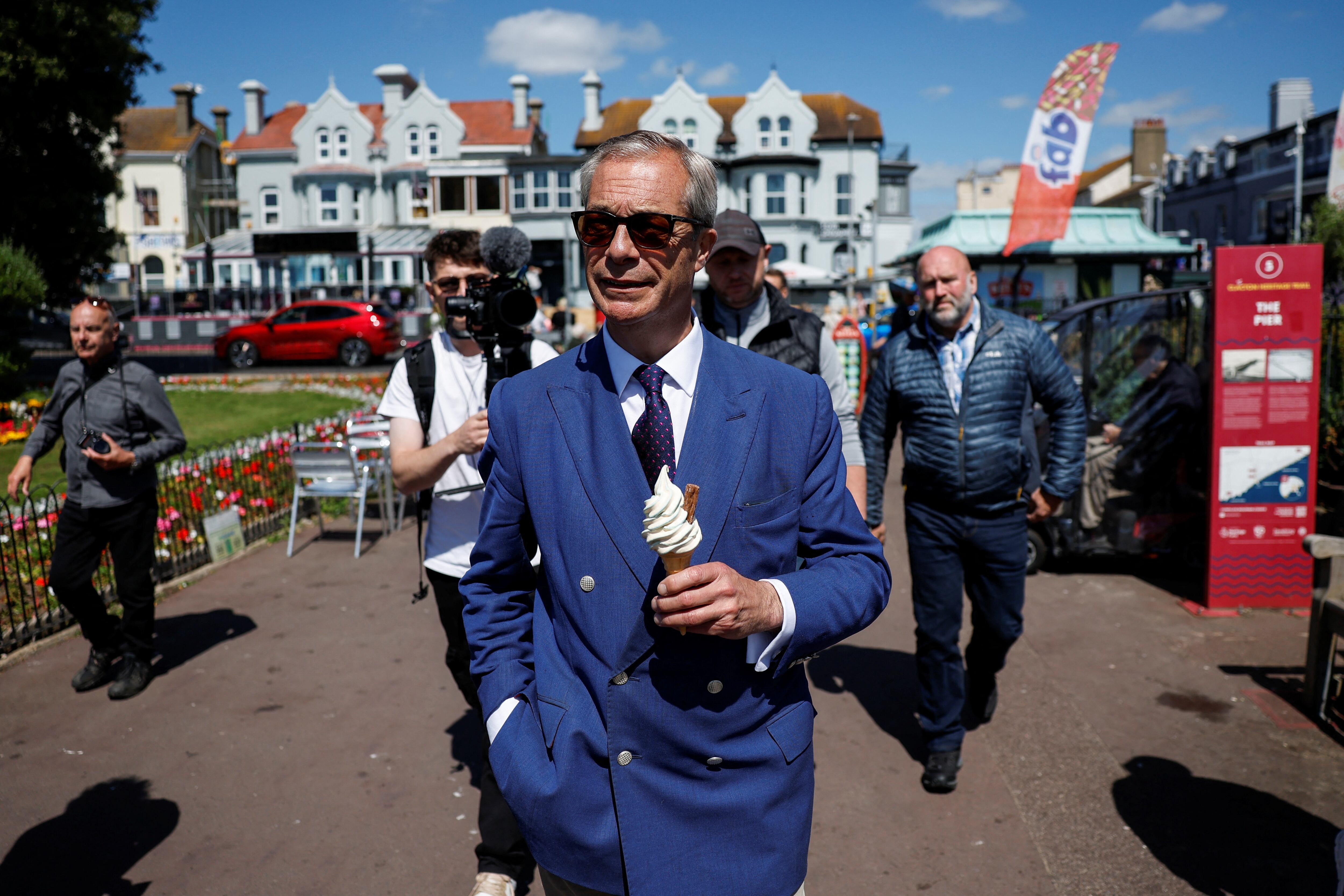 El líder del partido Reforma Nigel Farage come un helado en Clacton-on-Sea (REUTERS/Clodagh Kilcoyne)