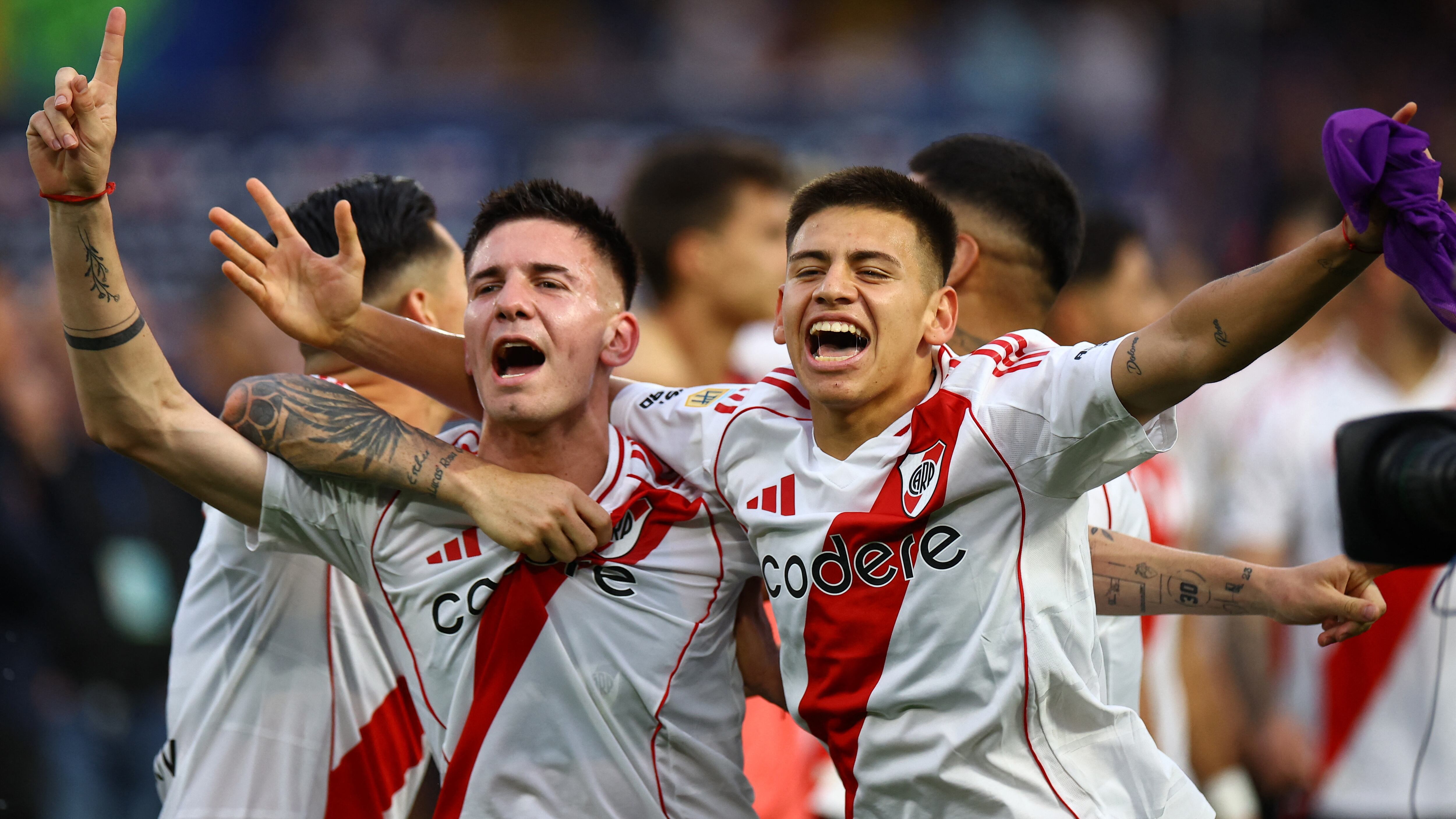 Fútbol - Primera División Argentina - Boca Juniors vs. River Plate - Estadio La Bombonera, Buenos Aires, Argentina - 21 de septiembre de 2024 Claudio Echeverri y Franco Mastantuono de River Plate celebran después del partido (REUTERS/Agustín Marcarian)