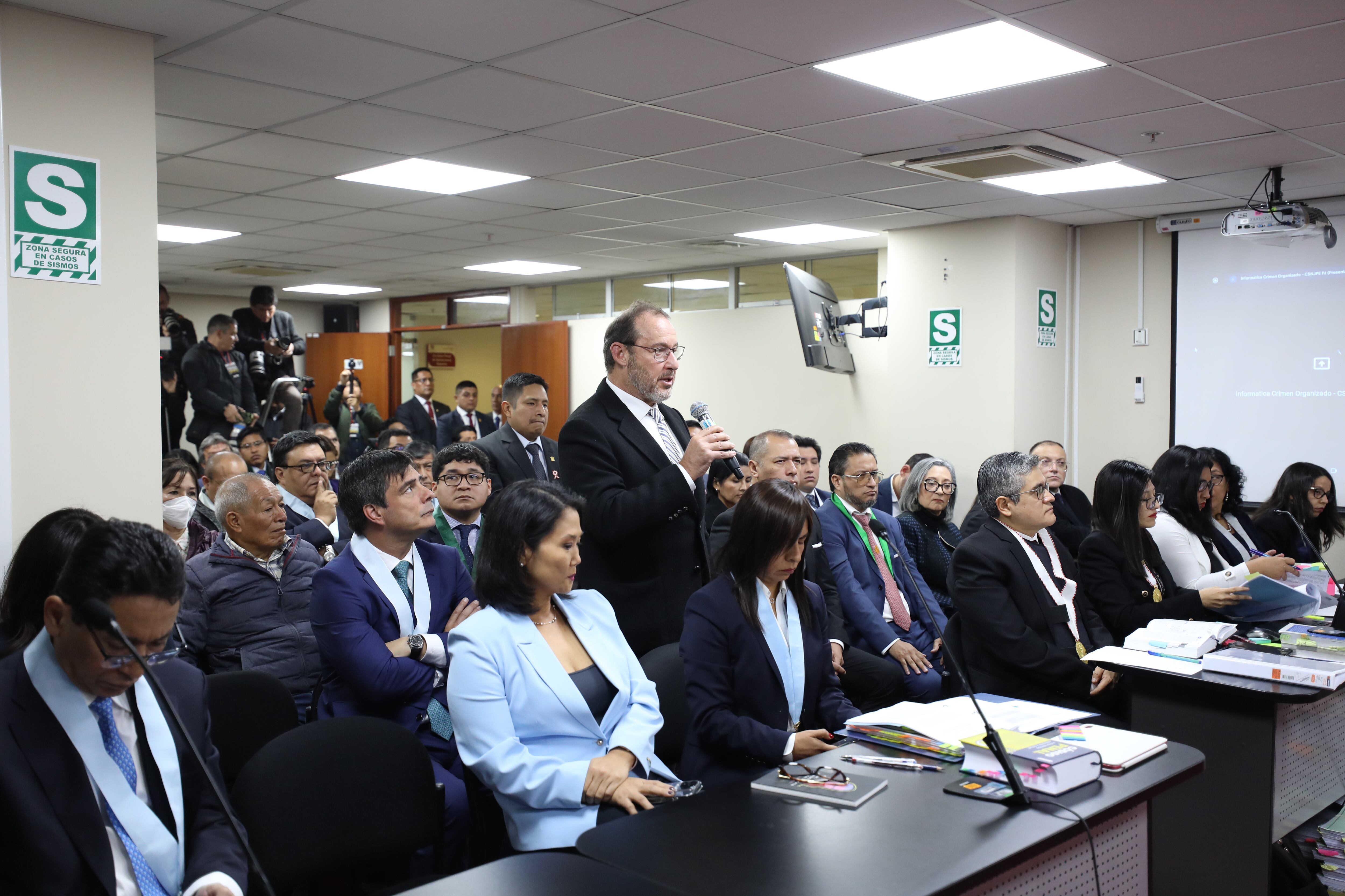 Detalles, incidencias, y personajes durante el primer día del juicio contra Keiko Fujimori y Fuerza Popular por el Caso Cócteles. Poder Judicial