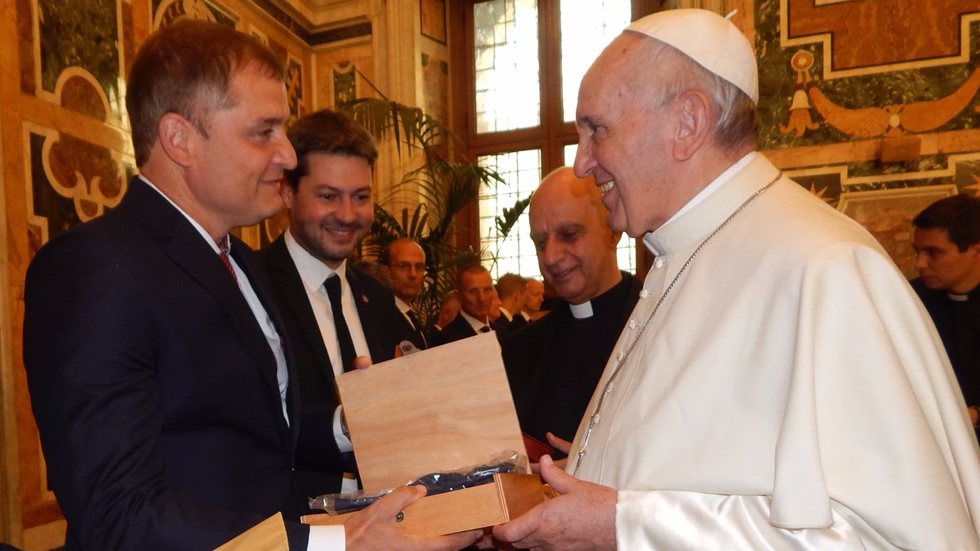 El ex DT de San Lorenzo, Diego Aguirre, y el Papa Francisco (@SanLorenzo)