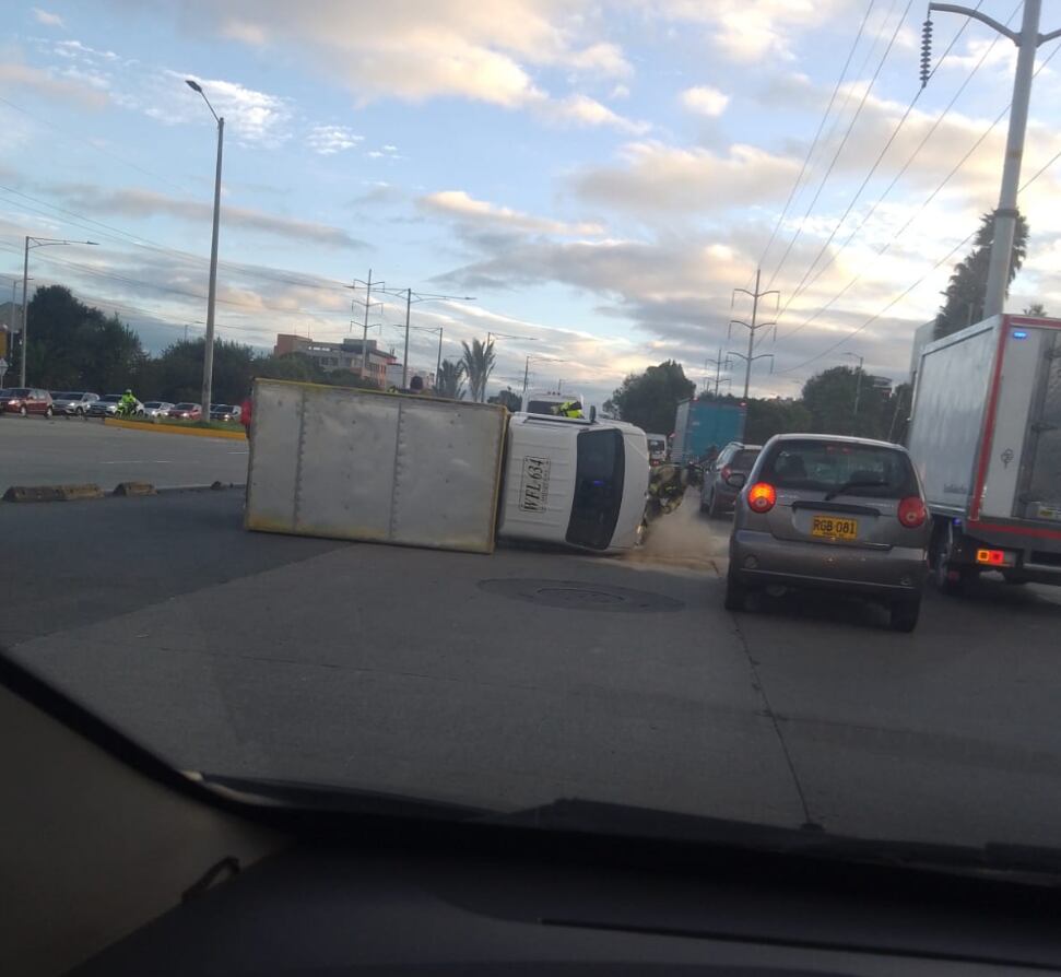 Autoridades ya se encuentran atendiendo el punto, por lo que se reportan problemas de movilidad para los vehículos que se movilizan por la autopista Norte sentido sur-norte - crédito cortesía