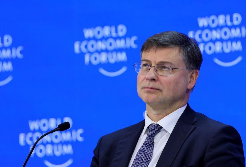 El vicepresidente de la Comisión Europea, Valdis Dombrovskis, y el ministro de Comercio chino, Wang Wentao, se reunieron para buscar una solución a los aranceles impuestos a los autos eléctricos. (Foto: REUTERS/Denis Balibouse)