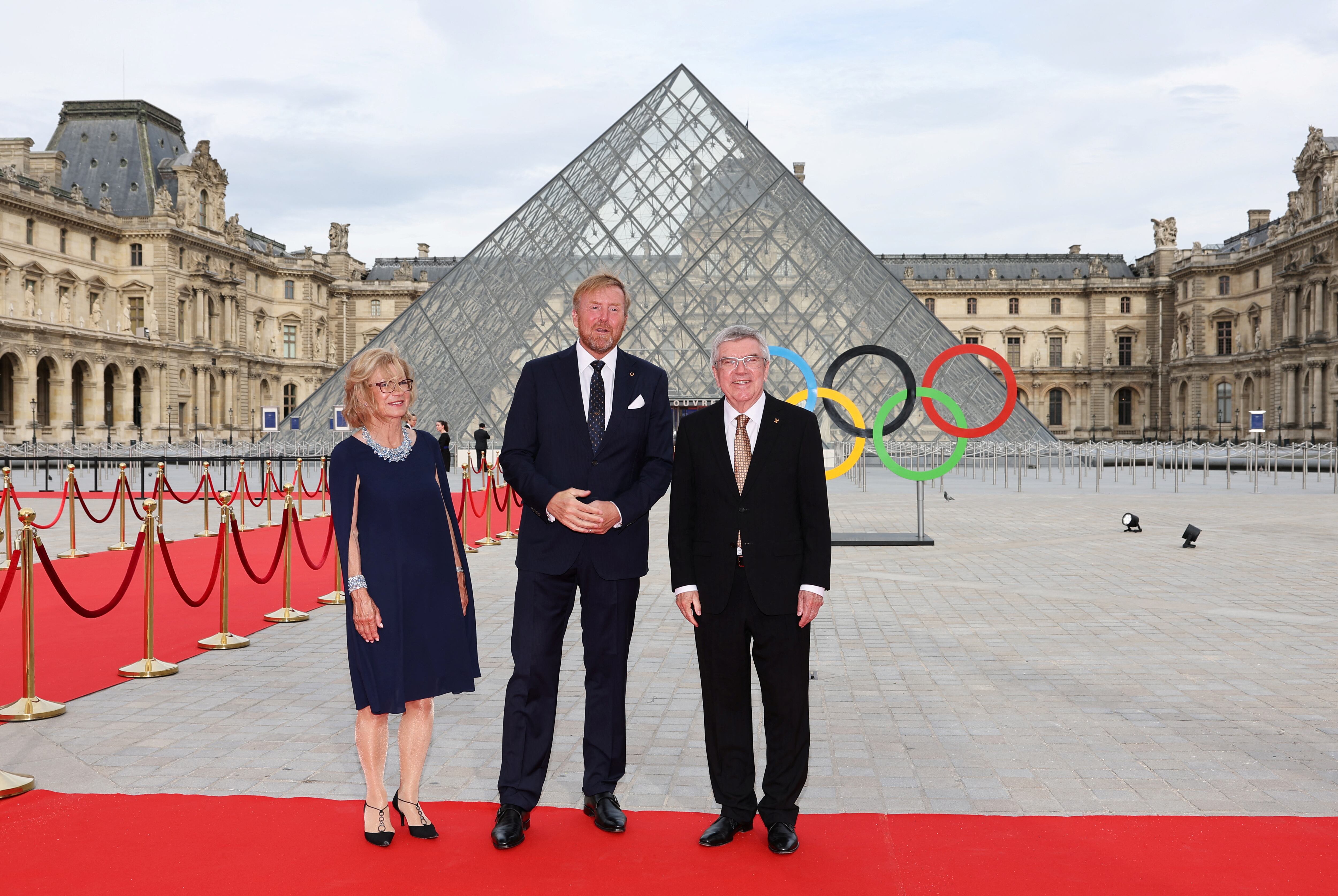 El Presidente del Comité Olímpico Internacional, Thomas Bach, y su esposa, Claudia Bach, con el Rey de Países Bajos, Guillermo (Foto: Arturo Holmes via REUTERS)