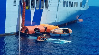 Los pasajeros del ‘Tenacia’ llegan a salvo a Valencia: así ha sido la evacuación hasta el puerto