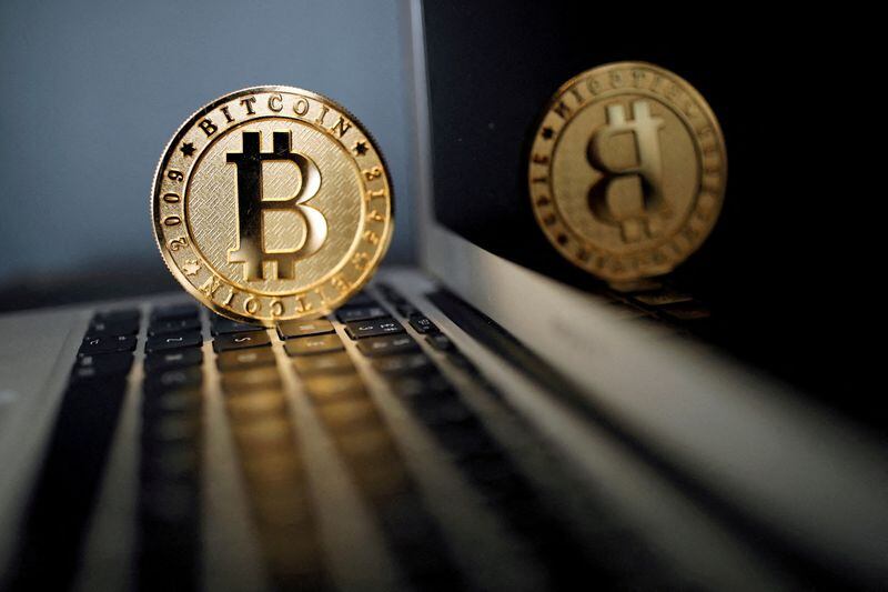 Un bitcoin se ve en una imagen de ilustración tomada en La Maison du Bitcoin en París, Francia. REUTERS/Benoit Tessier