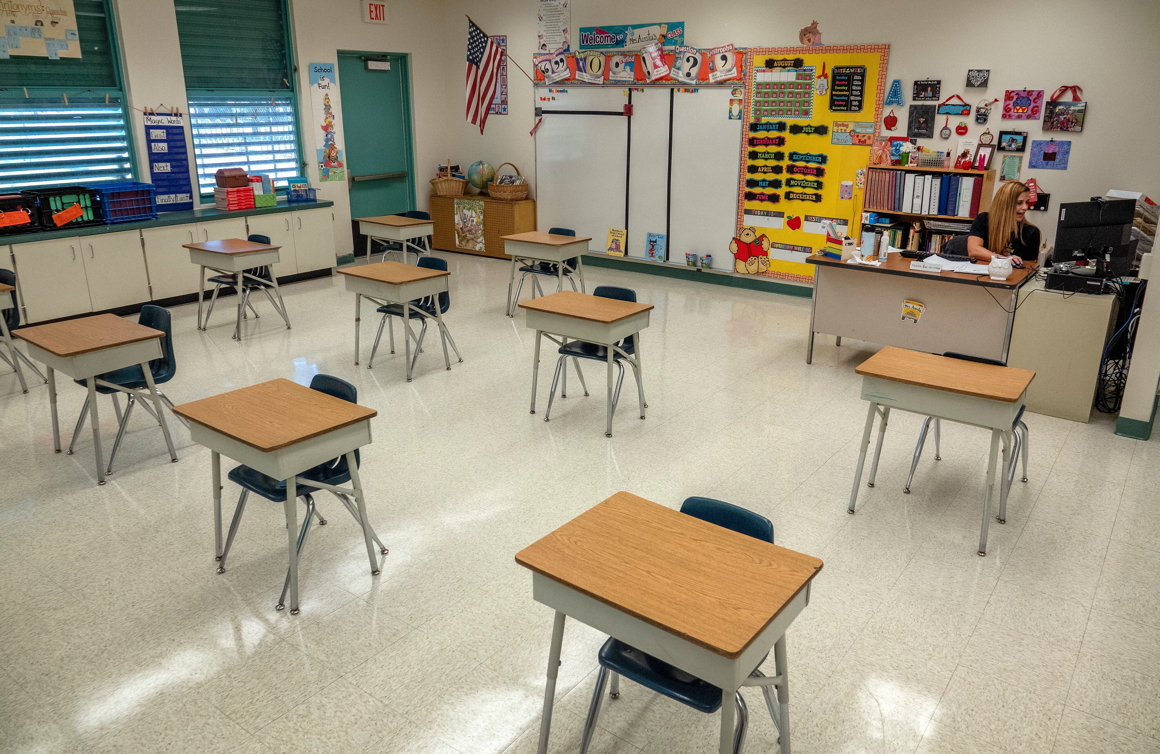 Autoridades educativas en Florida suspendieron las clases ante la llegada de Milton. (EFE/Cristobal Herrera)