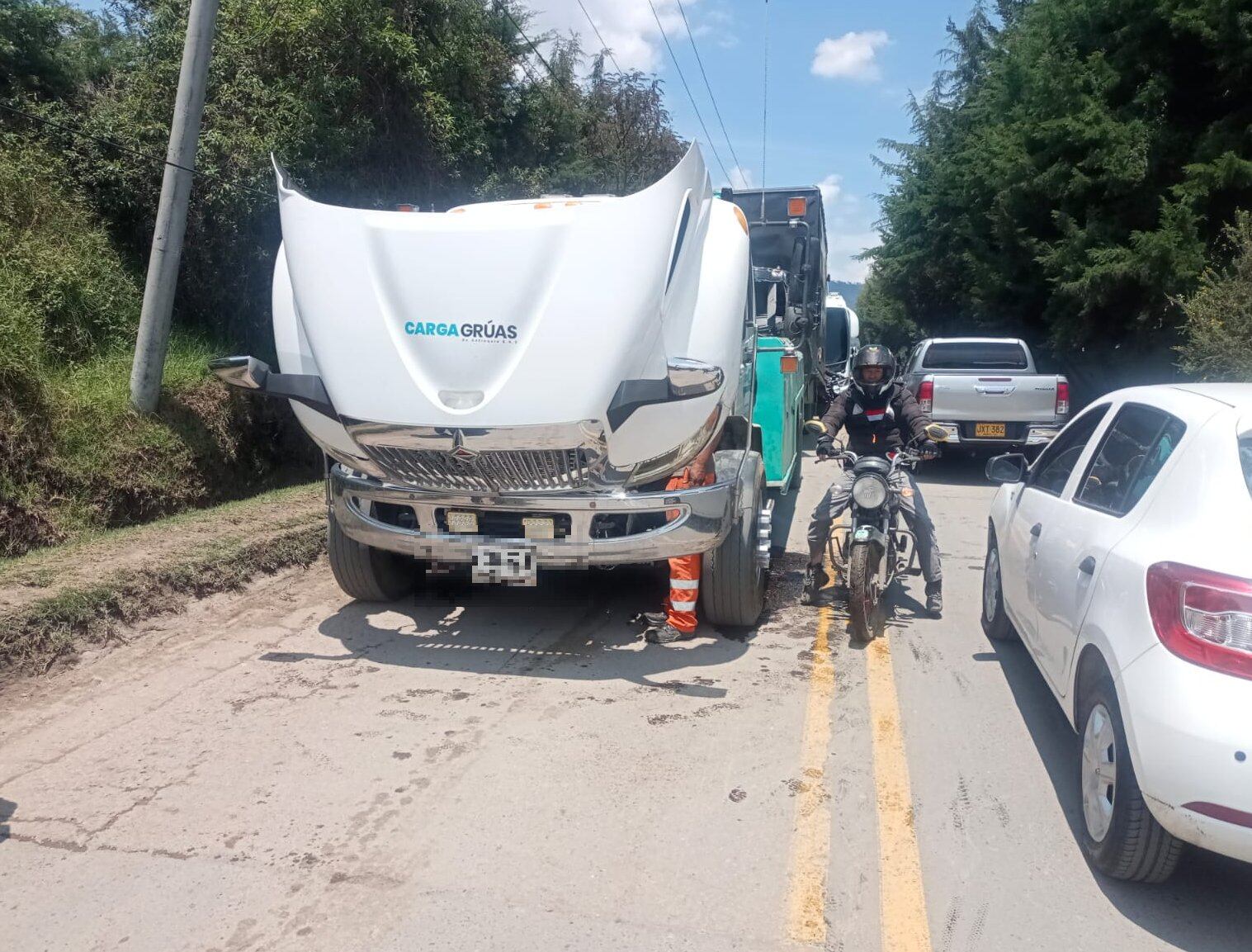 Este camión varado generó un trancón en esta vía que sirve de entrada y salida a la localidad de Suba - crédito @BogotaTransito/X