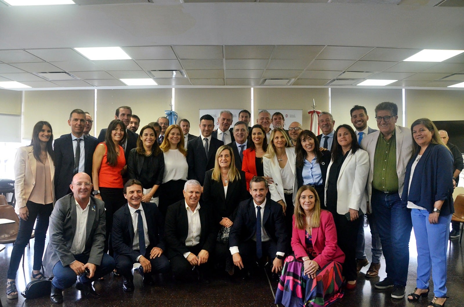 La foto que coronó la salida de Mario Negri del bloque de la UCR en la Cámara de Diputados, quien fue reemplazado por Rodrigo de Loredo