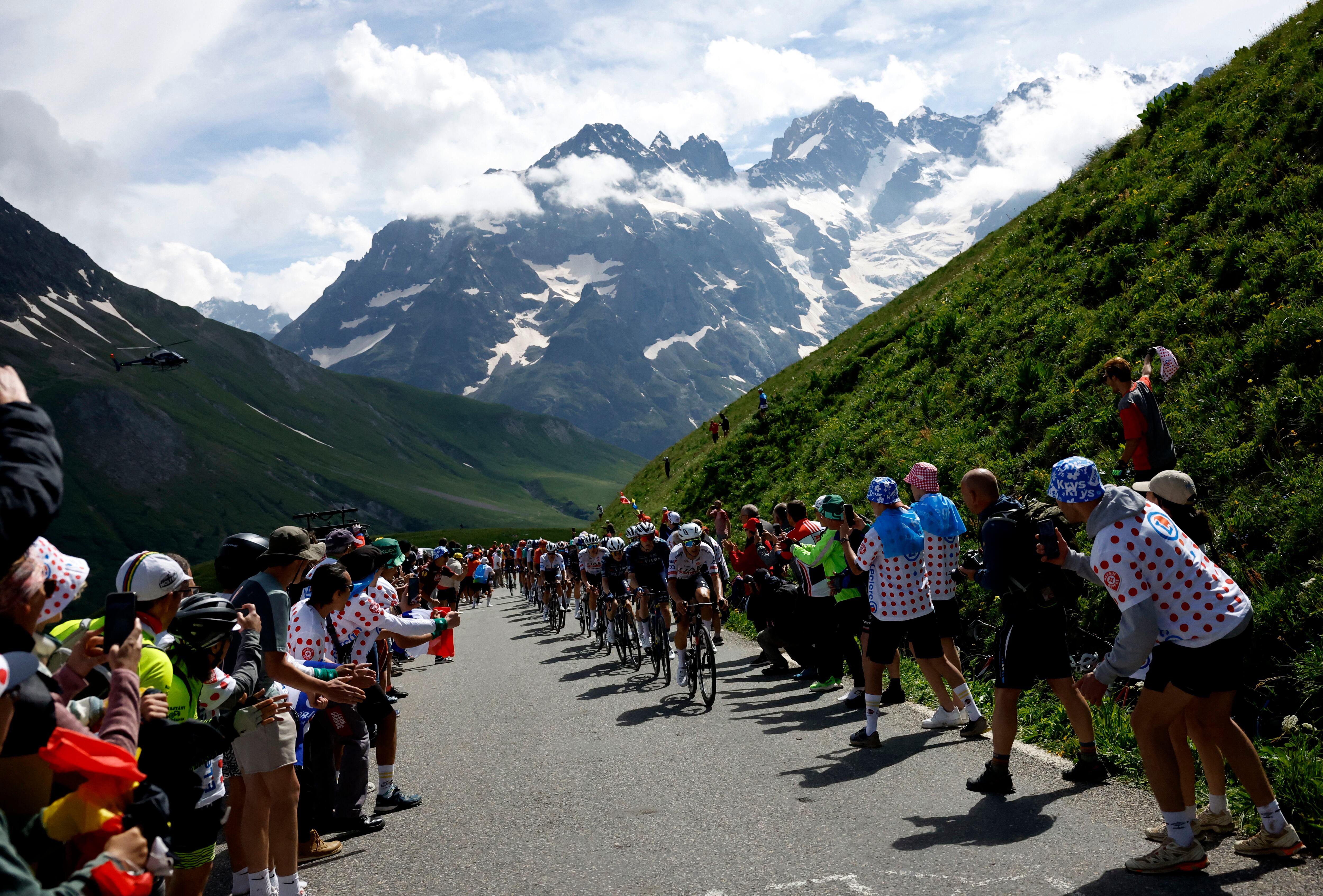 Cycling - Tour de France - Stage 4 - Pinerolo to Valloire - Valloire, France - July 2, 2024 Team Visma | Lease a Bike's Jonas Vingegaard and UAE Team Emirates' Tadej Pogacar in action with riders during stage 4 REUTERS/Stephane Mahe