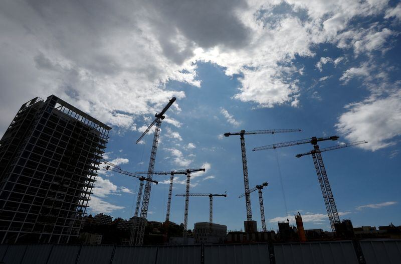 Grúas en un solar en construcción en Niza, Francia, a 11 de mayo de 2023. (REUTERS/Eric Gaillard)