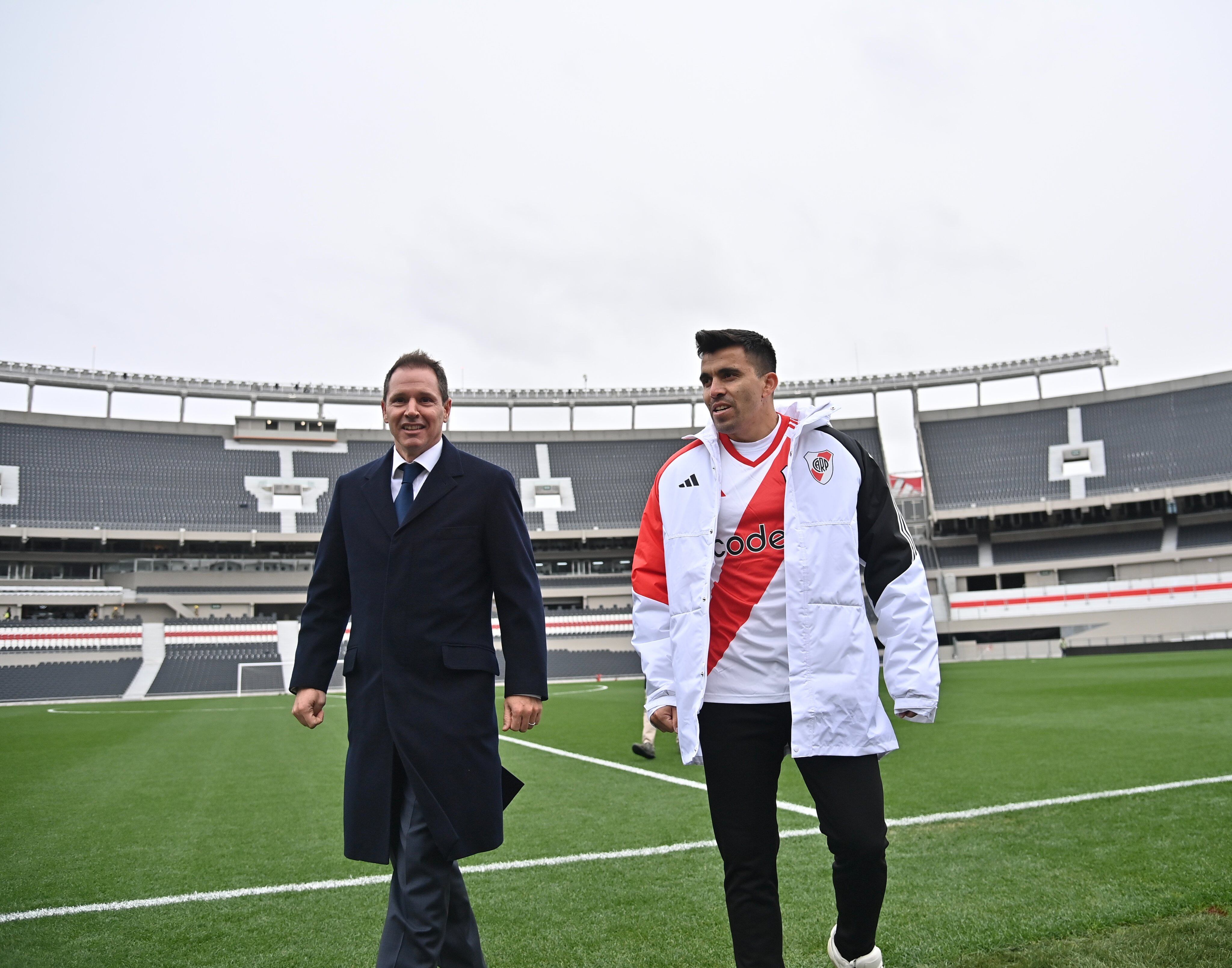 Marcos Acuña con Jorge Brito en su presentación en River