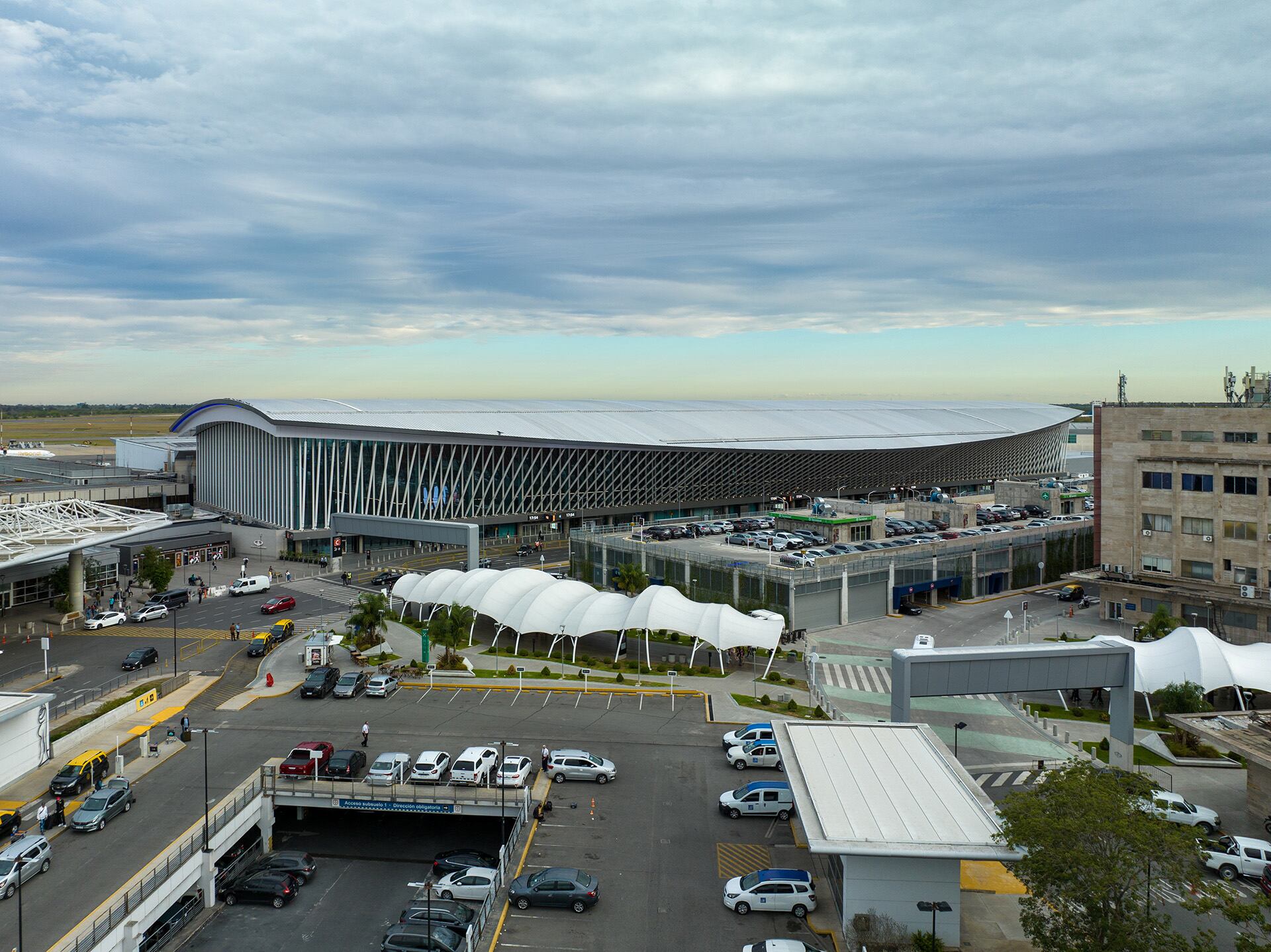 Nueva terminal de partidas de Ezeiza Aeropuertos Argentina 2000