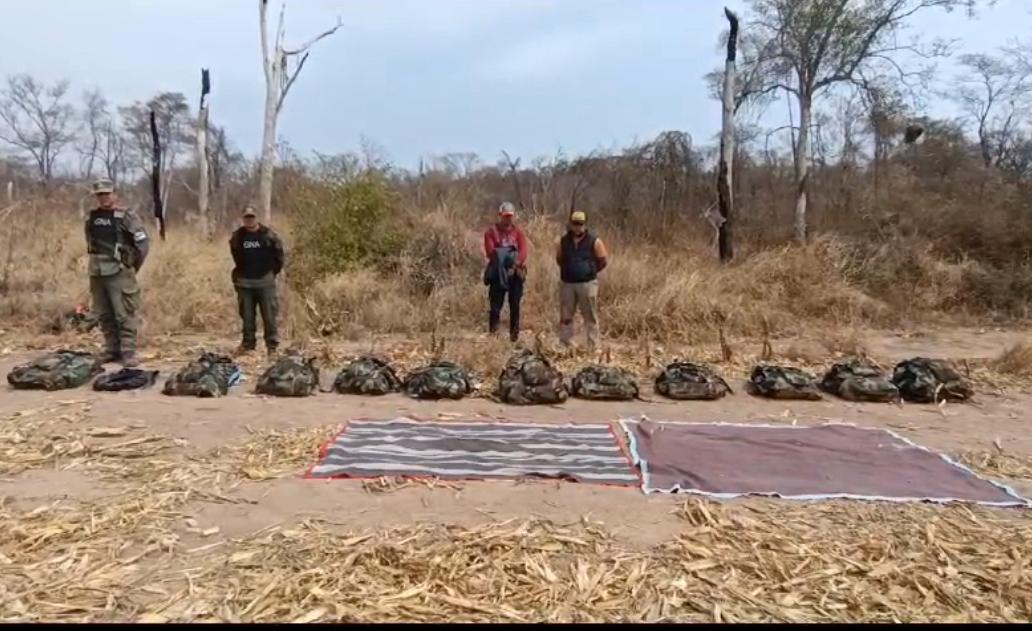 Detuvieron a 11 mochileros y secuestraron más de 200 kilos de cocaína en el paraje La Porcelana, en la localidad de Embarcación, en Salta