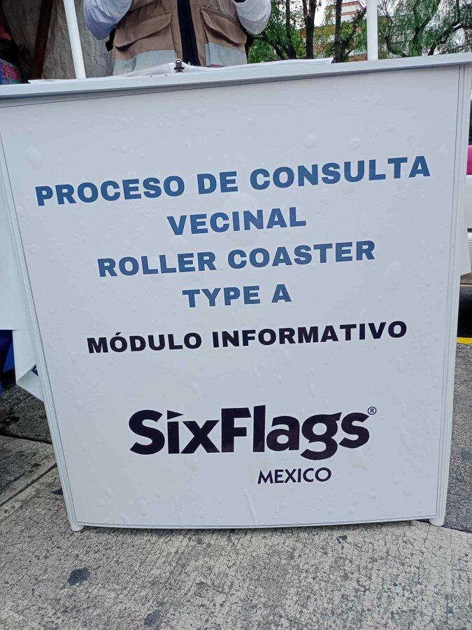 Carpa de consulta ciudadana de Six Flags México. (X/@TlalpanVecinos)