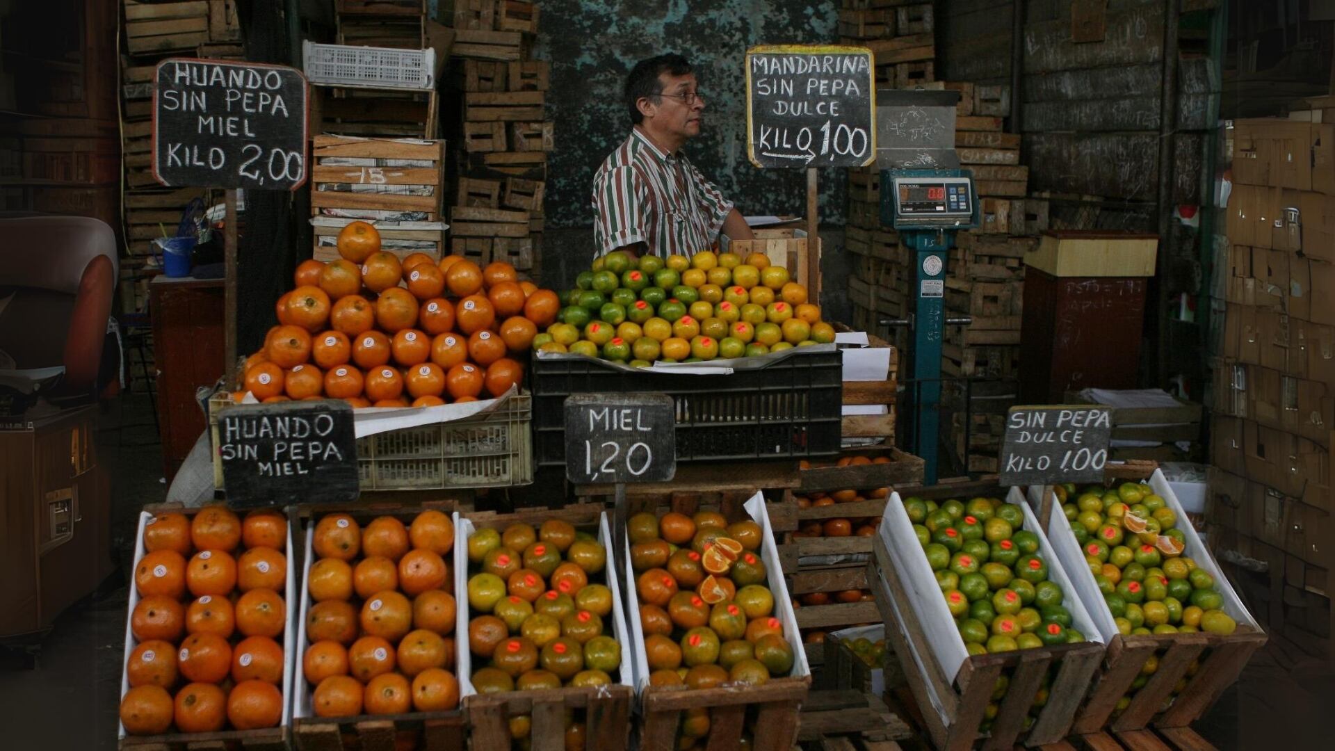 Puesto de venta de naranjas de un mercado de Lima