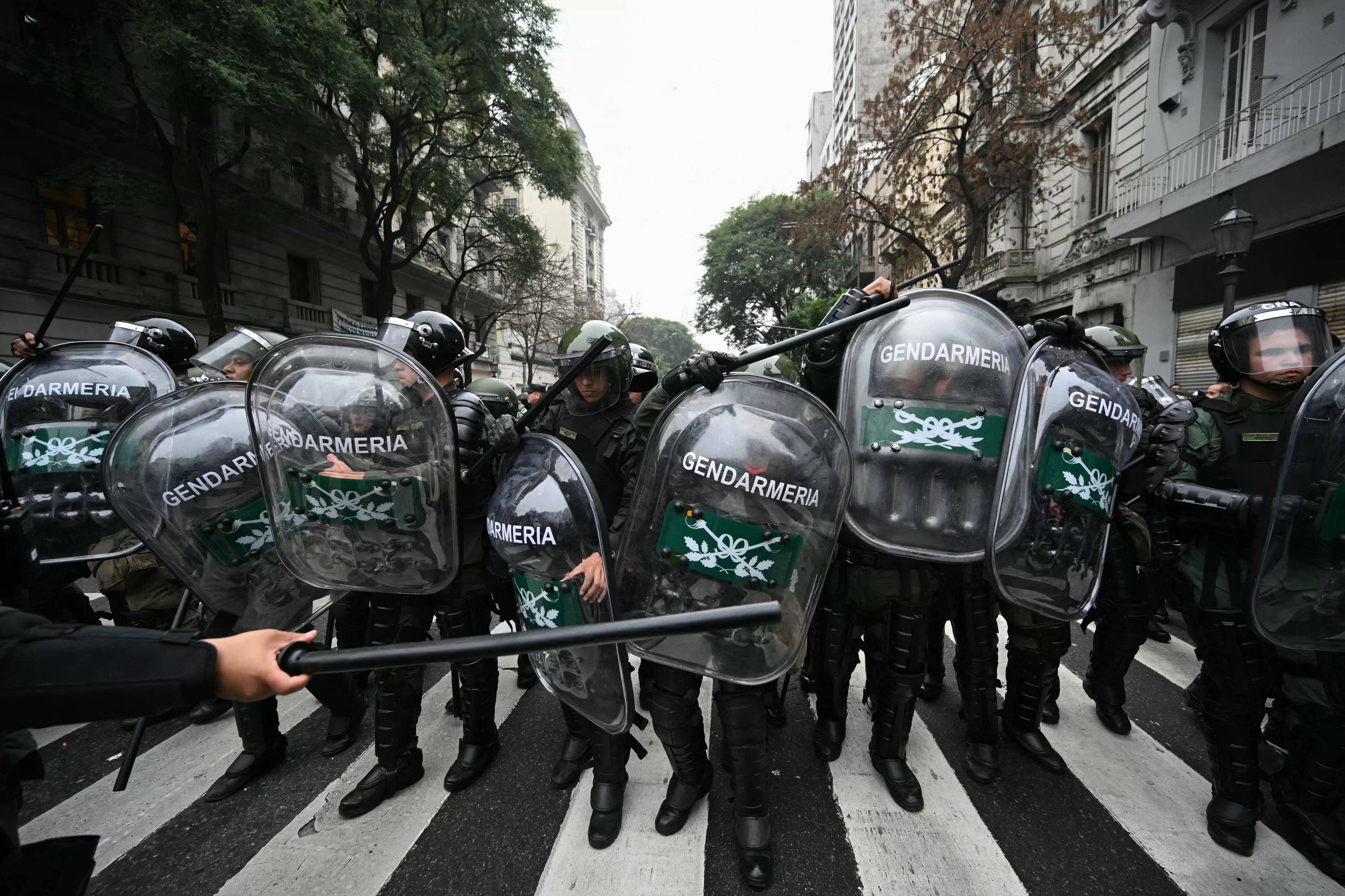 Tensión en el congreso mientras se debate la ley bases en el senado