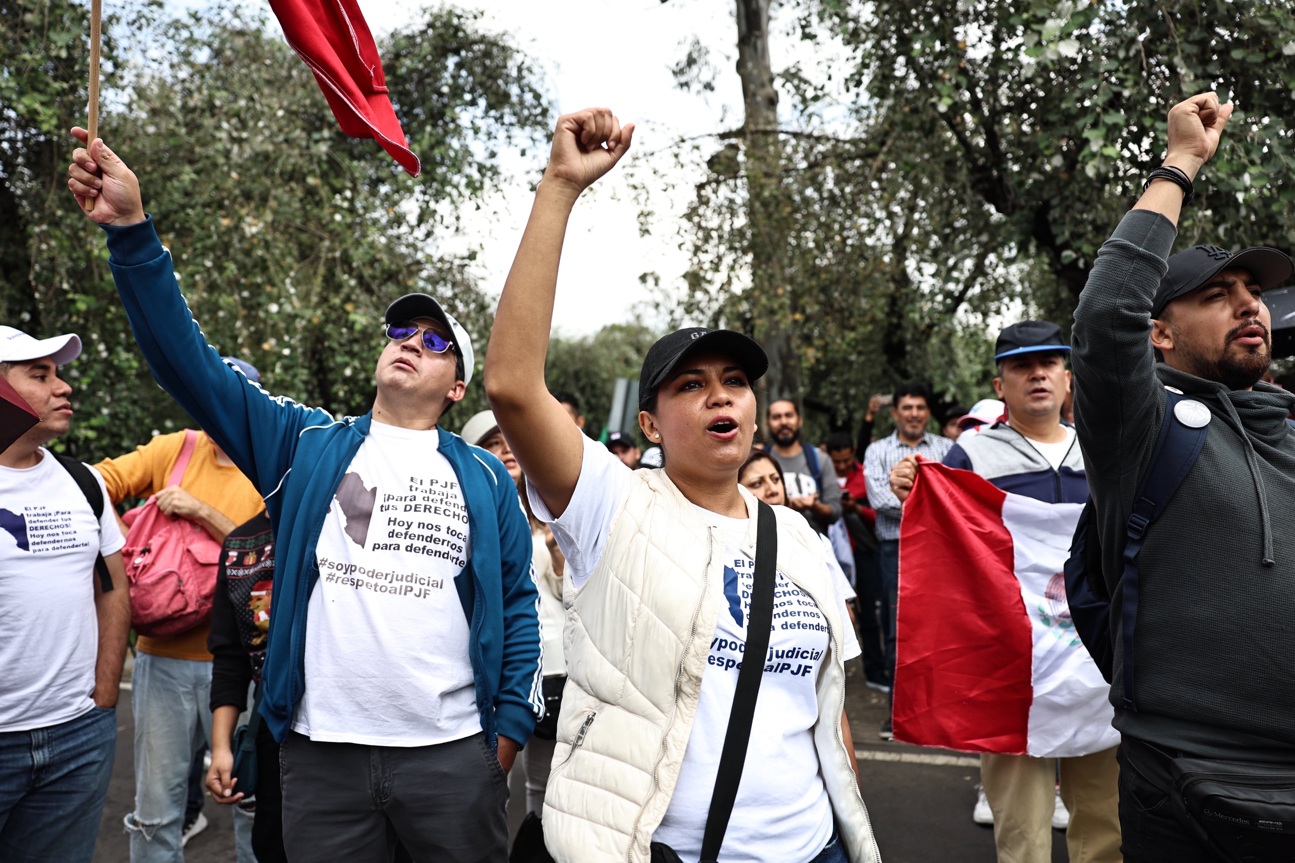 Trabajadores del poder judicial protestan a las afueras del Instituto Nacional Electoral (INE), durante el inicio de sesión del proceso electoral para elegir ministros, magistrados y jueces, este lunes, en Ciudad de México (México). EFE/ Sáshenka Gutiérrez
