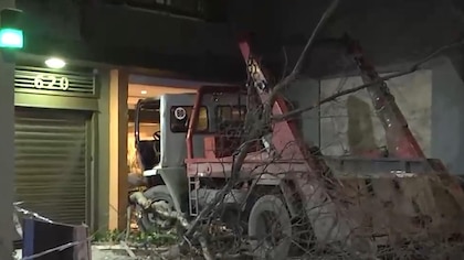Accidente múltiple en Flores: un camión chocó contra dos autos y se inscrustó en un edificio