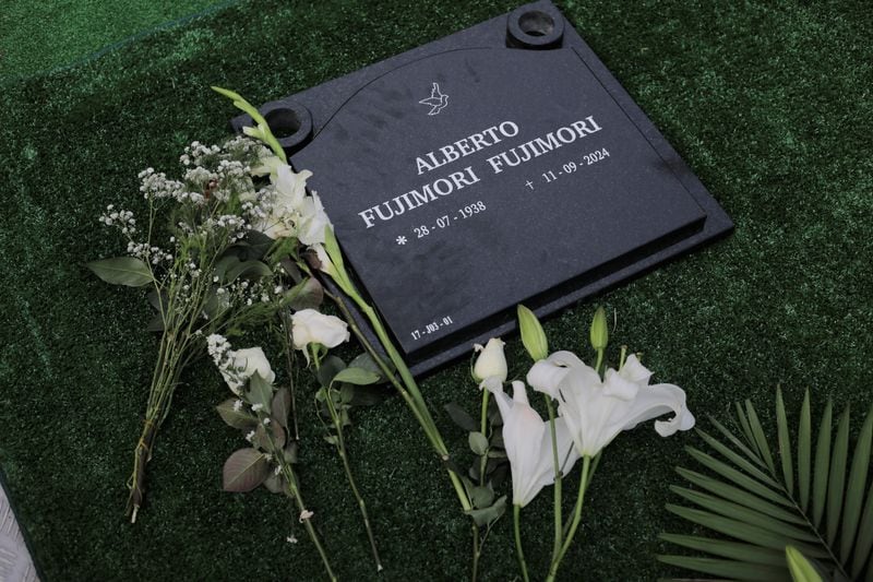 La tumba del expresidente peruano Alberto Fujimori se muestra en un cementerio local en Lima, Perú, el 14 de septiembre de 2024. REUTERS/Gerardo Marin