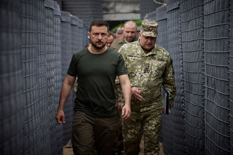 El presidente de Ucrania, Volodimir Zelensky, inspecciona las fortificaciones en la frontera con Bielorrusia en la región de Volyn el 30 de julio de 2024 (REUTERS)