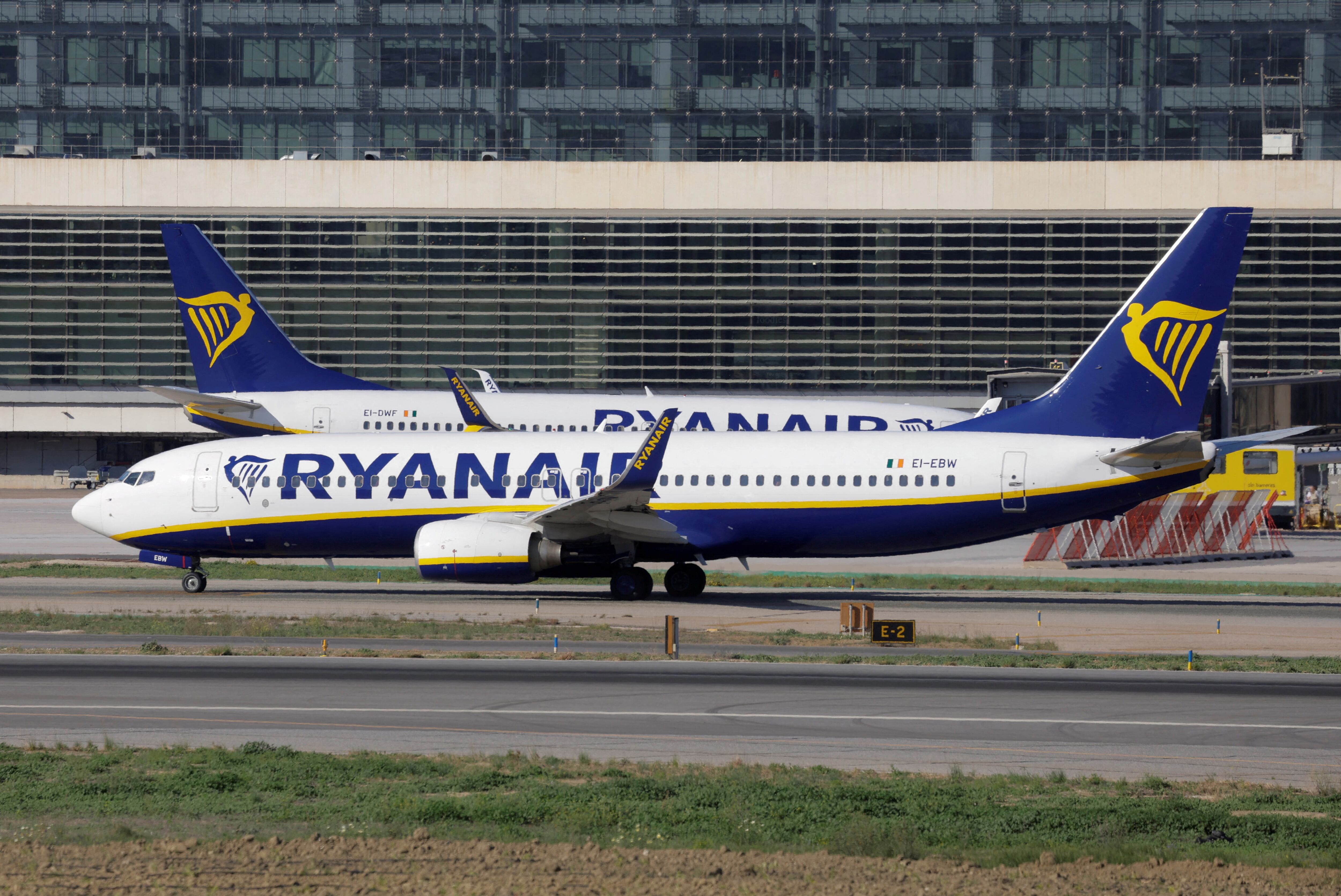 Dos aviones de la compañía Ryanair en el aeropuerto de Málaga (Jon Nazca/Reuters)