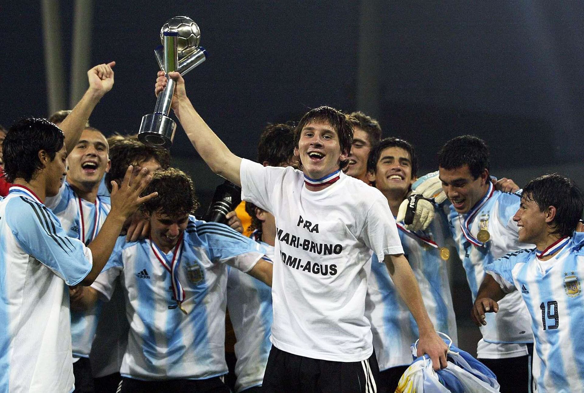 El festejo de la Pulga en 2005, con el trofeo en la mano