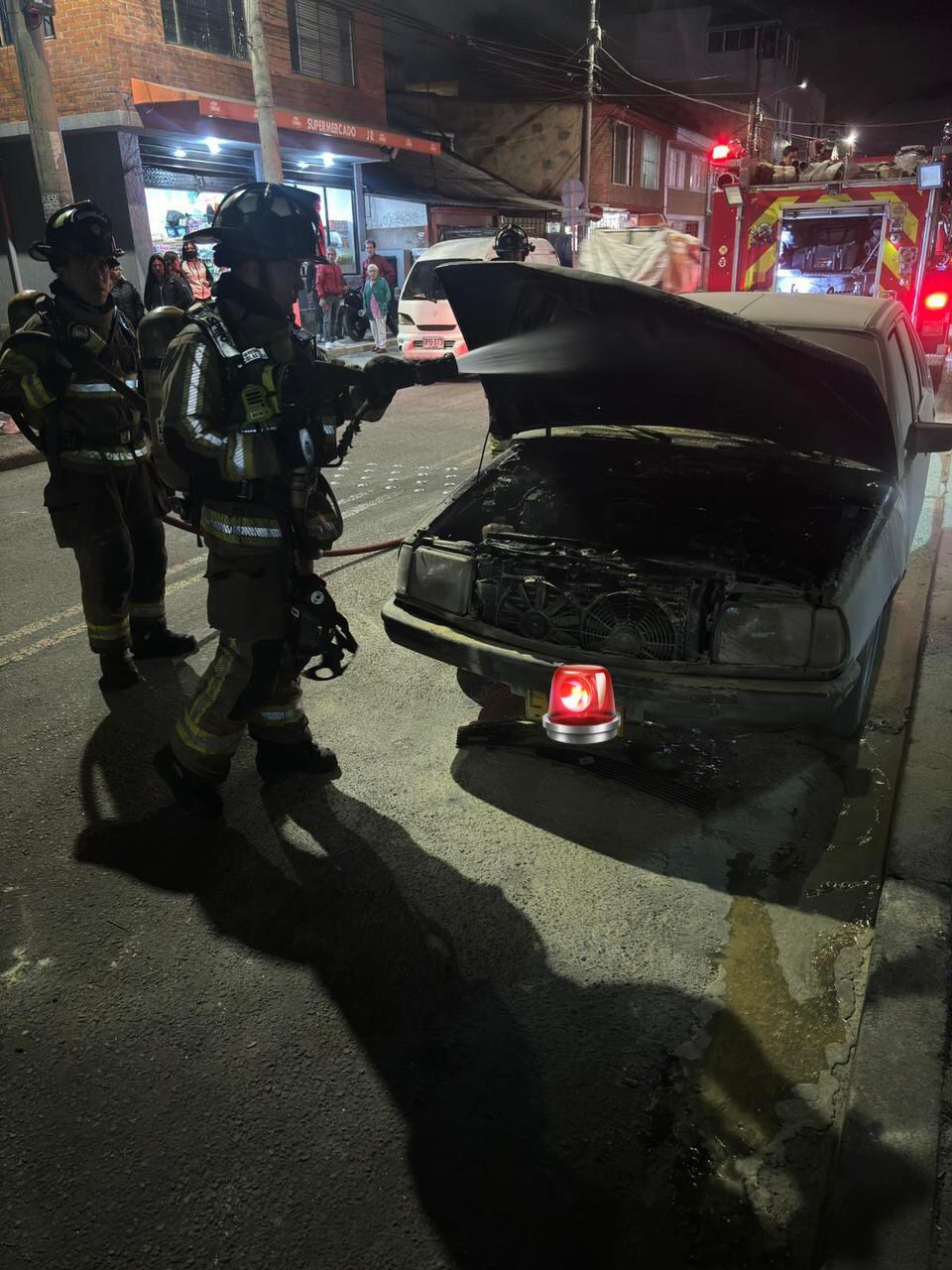 Se incendió un vehículo en Ferias, al occidente de Bogotá - crédito Bomberos Bogotá