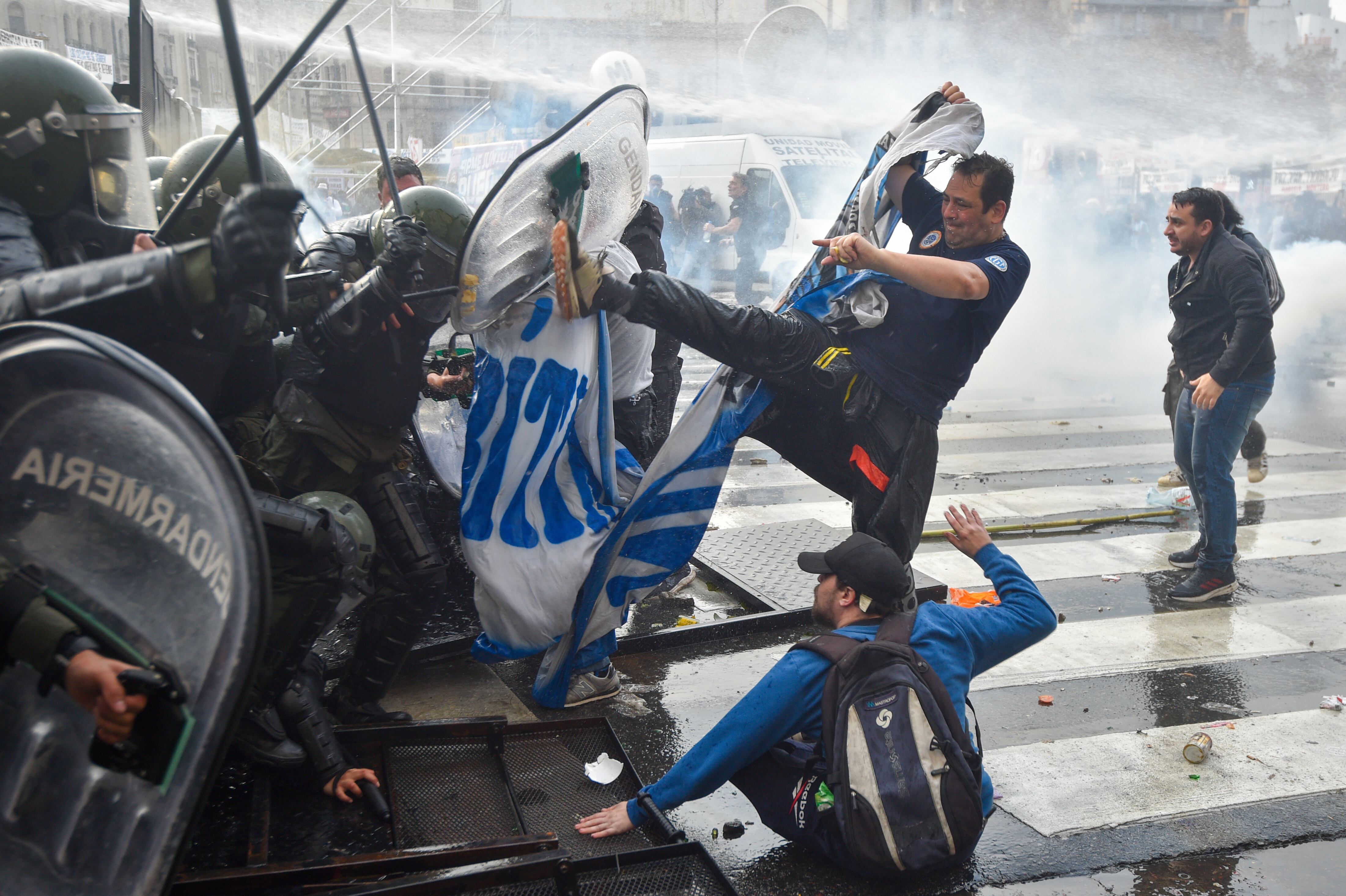 Manifestantes antigubernamentales chocaron con la Gendarmería (AP Foto/Gustavo Garello)