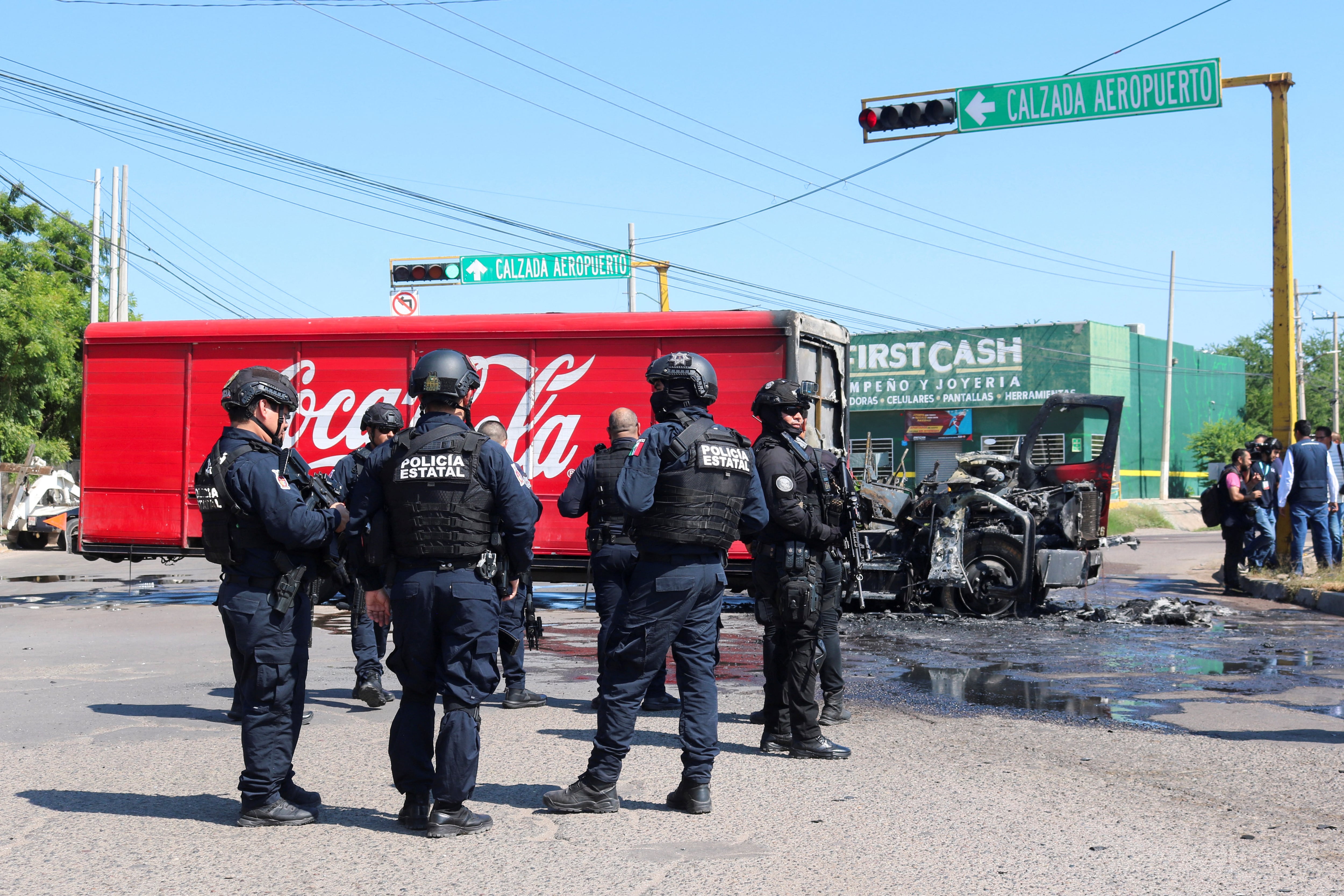 Camión de Coca Cola incendiado en Culiacán. REUTERS/Jesus Bustamante