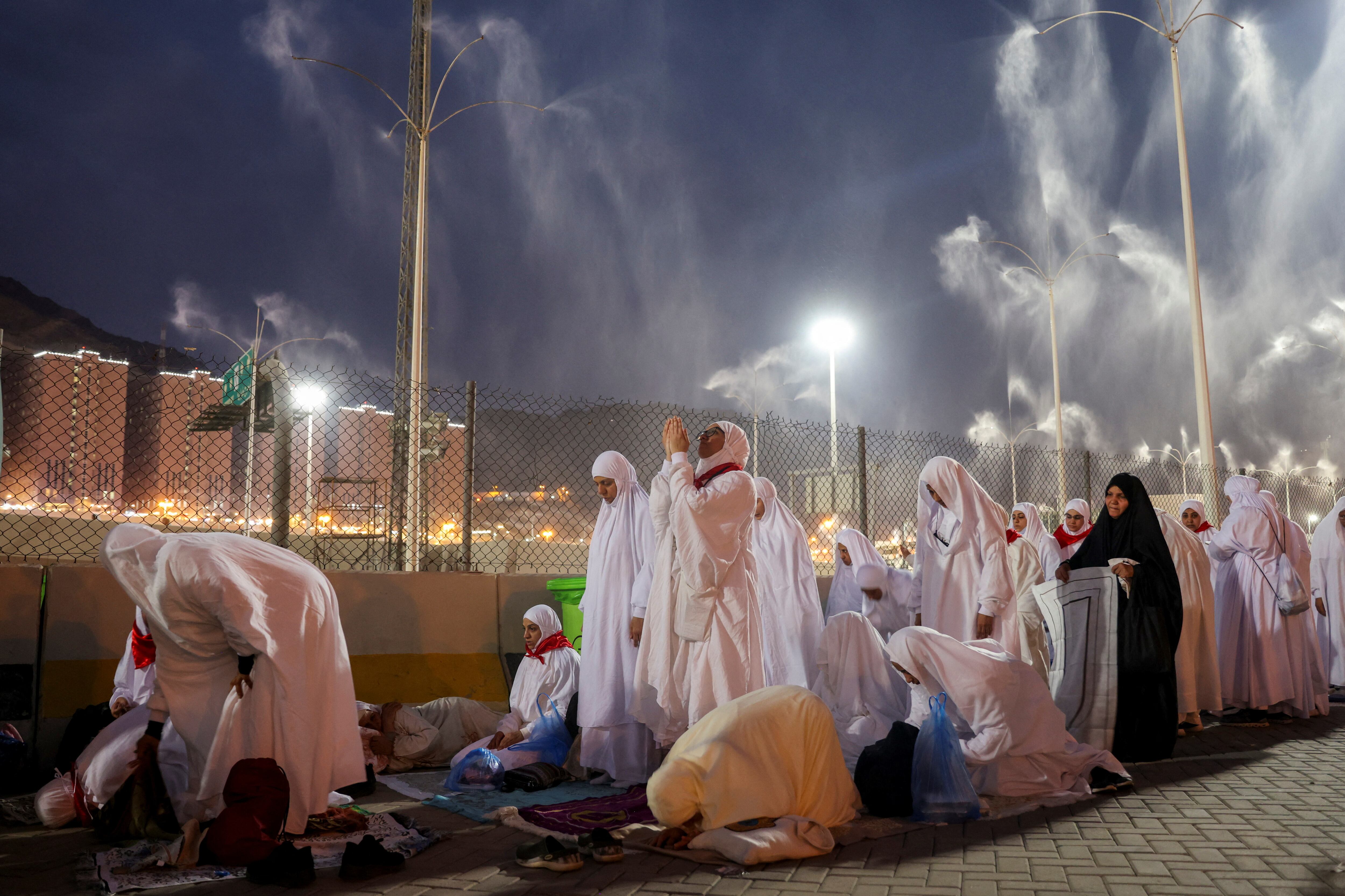 Los peregrinos musulmanes rezan mientras los aspersores rocían agua para enfriarlos en medio de un clima extremadamente caluroso (REUTERS/Saleh Salem)
