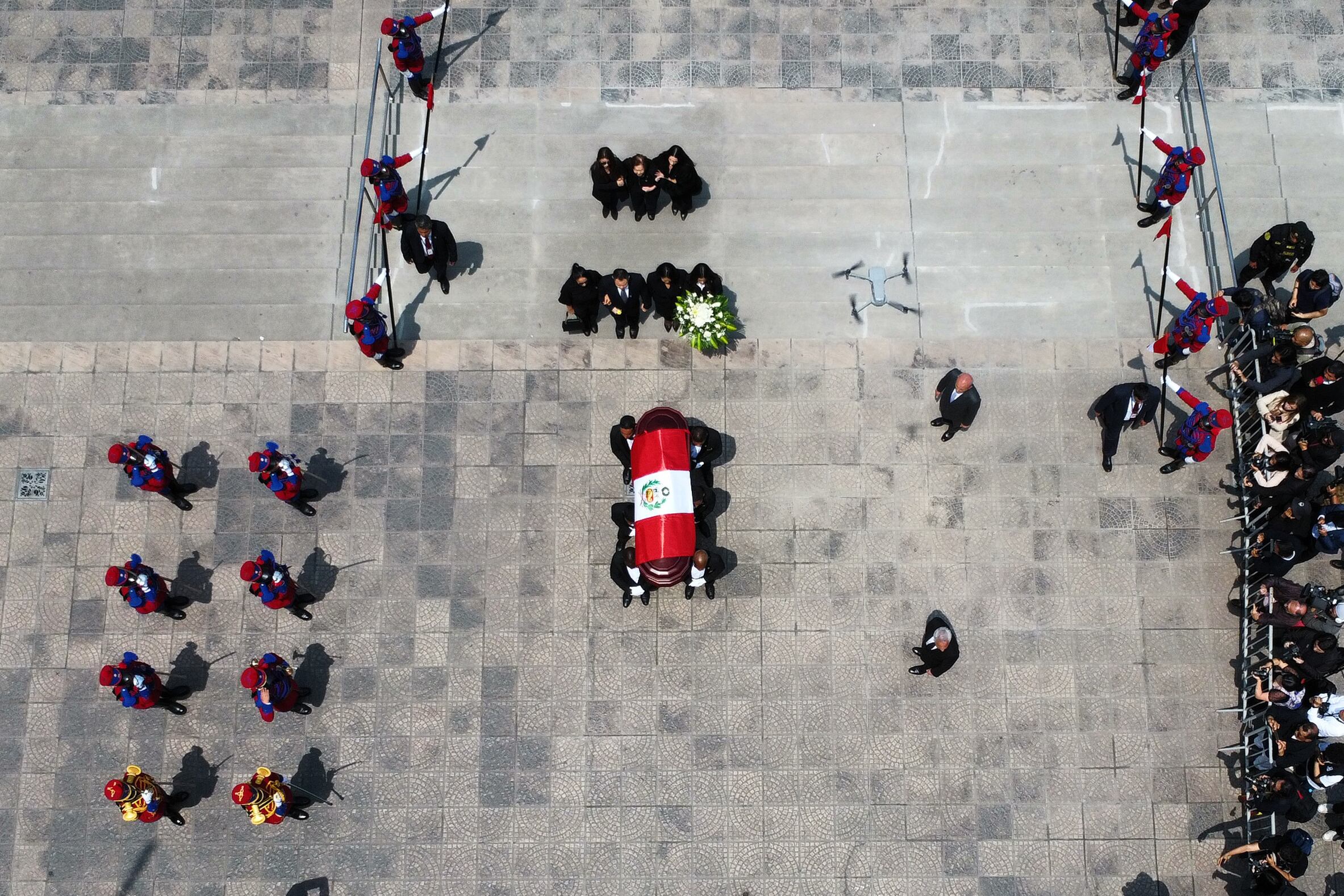 Fotografía aérea del féretro del fallecido expresidente de Perú Alberto Fujimori, a su llegada a la sede del Ministerio de Cultura este jueves, en Lima - crédito EFE/ Renato Pajuelo
