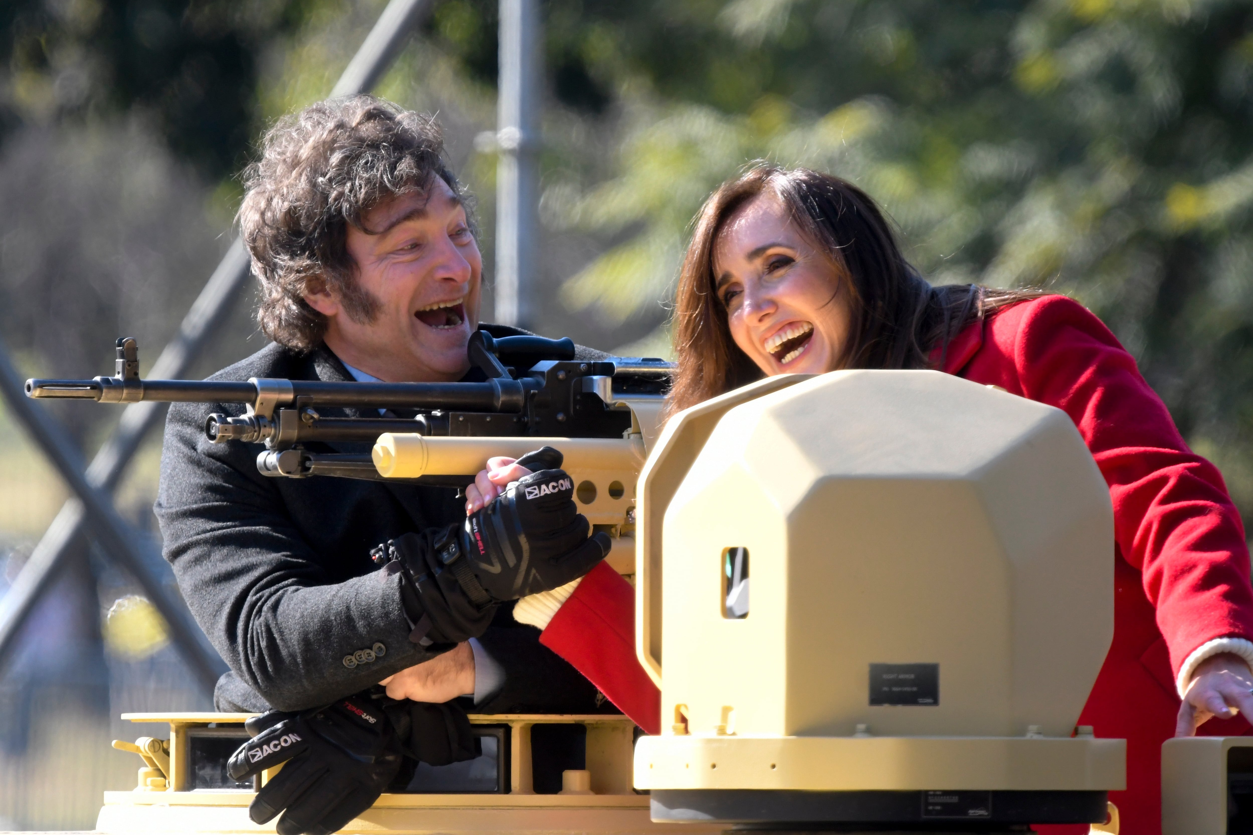 El presidente Javier Milei y la vicepresidenta Victoria Villarruel celebran en un tanque blindado durante el desfile militar por el Día de la Independencia en Buenos Aires (AP Foto/Gustavo Garello)