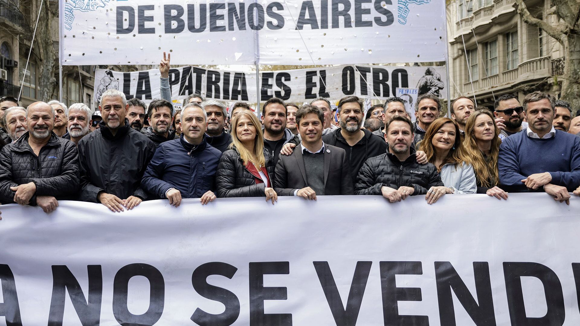 Axel Kicillof y ministros bonaerenses en la marcha de jubilados