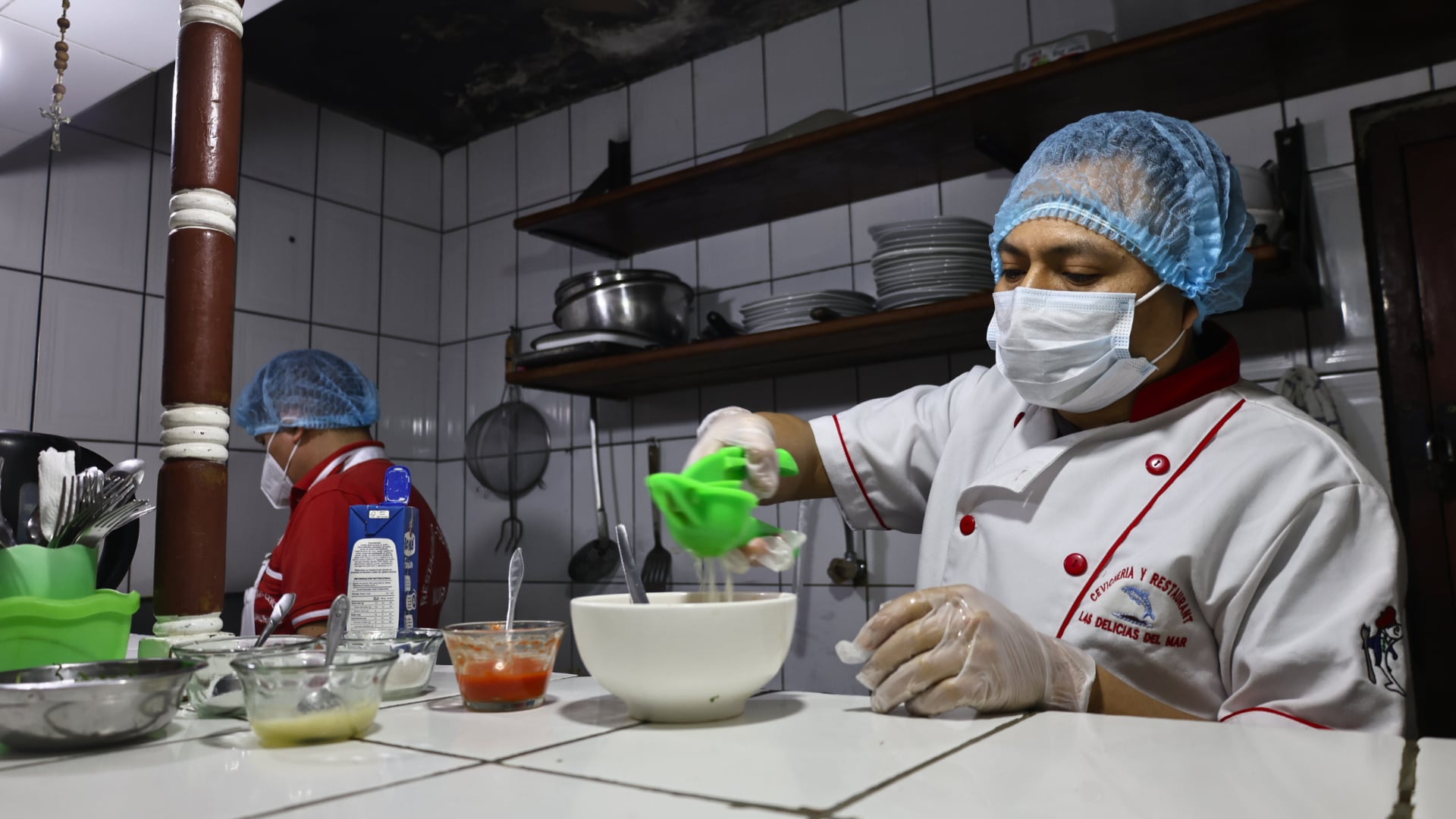 Internos del penal Castro Castro en pleno proceso de preparación culinaria dentro de los economatos.
Foto: Paula Elizalde.