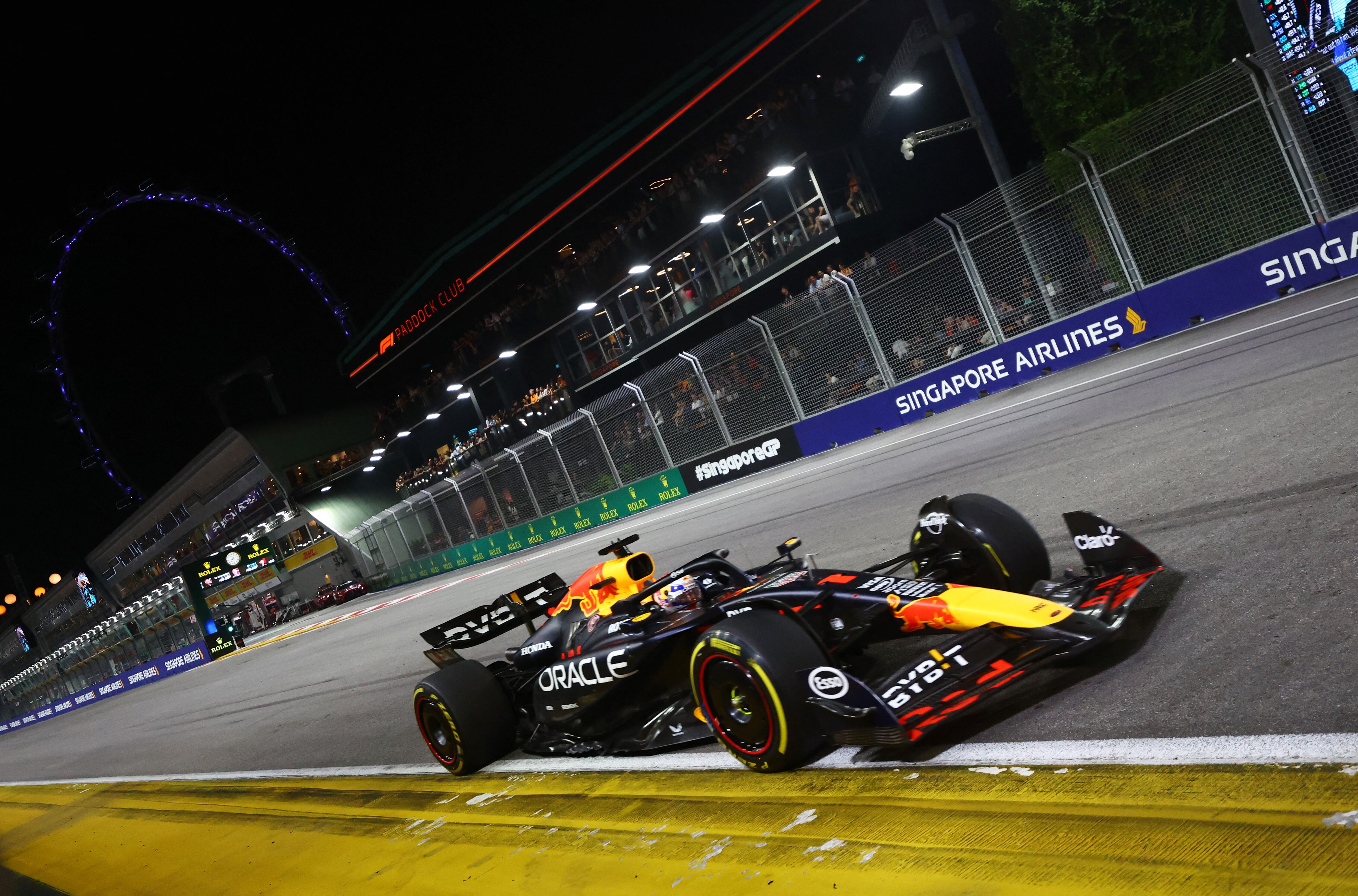 Max Verstappen durante el GP de Singpaur en el que terminó en el 2° lugar de la carrera (REUTERS/Edgar Su)