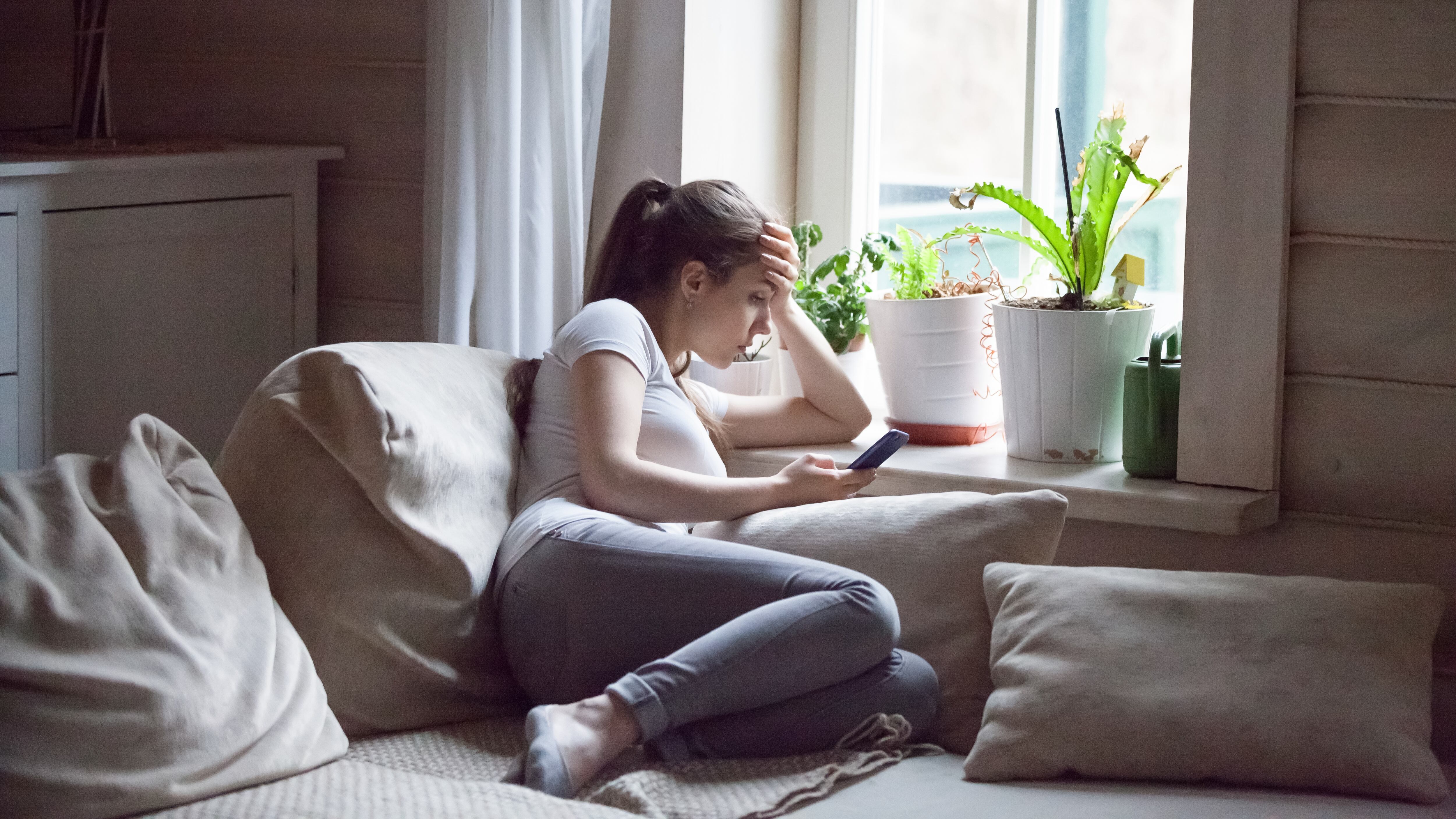 Una joven aislada en casa (Shutterstock)