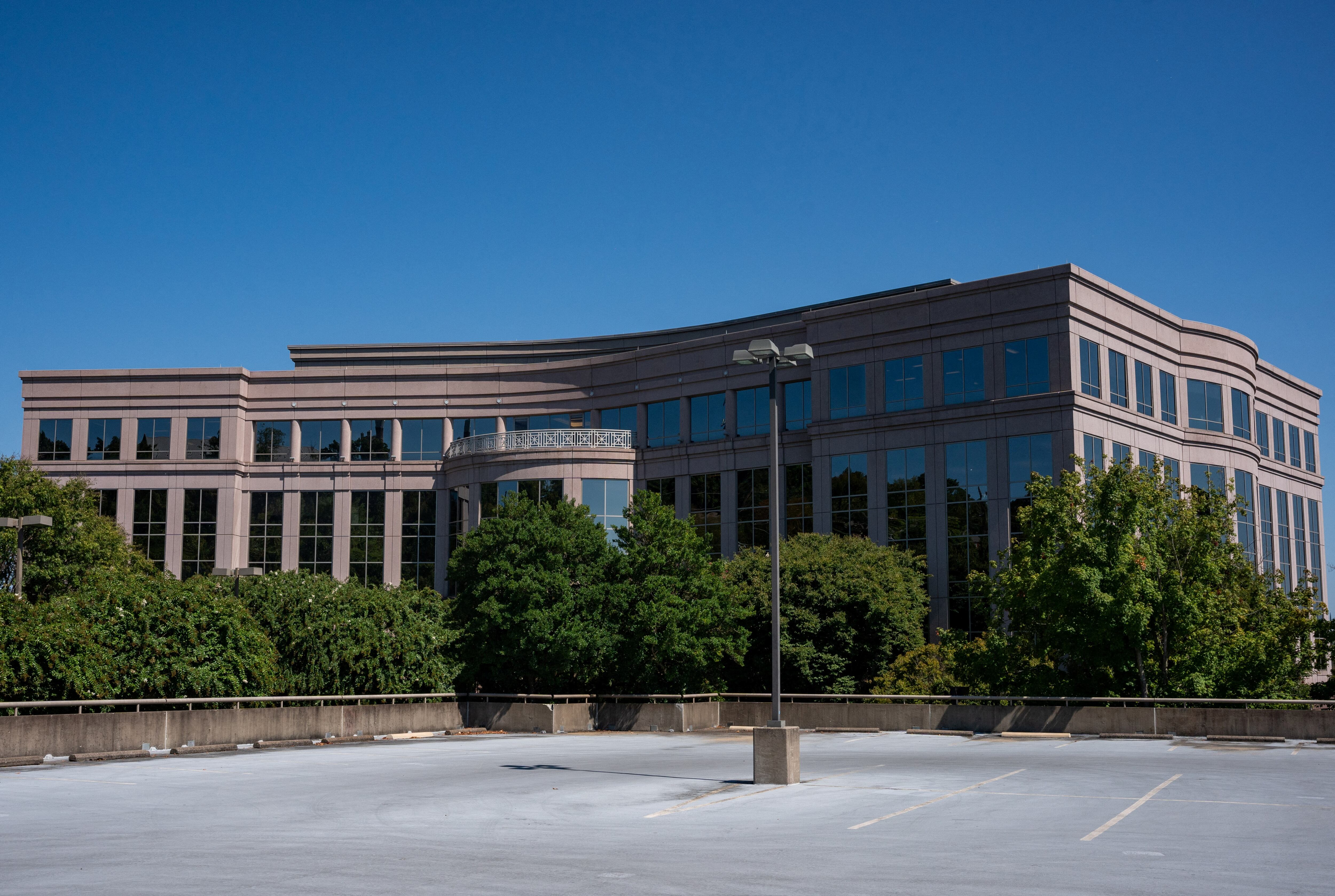 Un edificio en Nashville que, según los registros del estado de Tennessee, alberga la oficina de Tenet Media (REUTERS/Seth Herald)