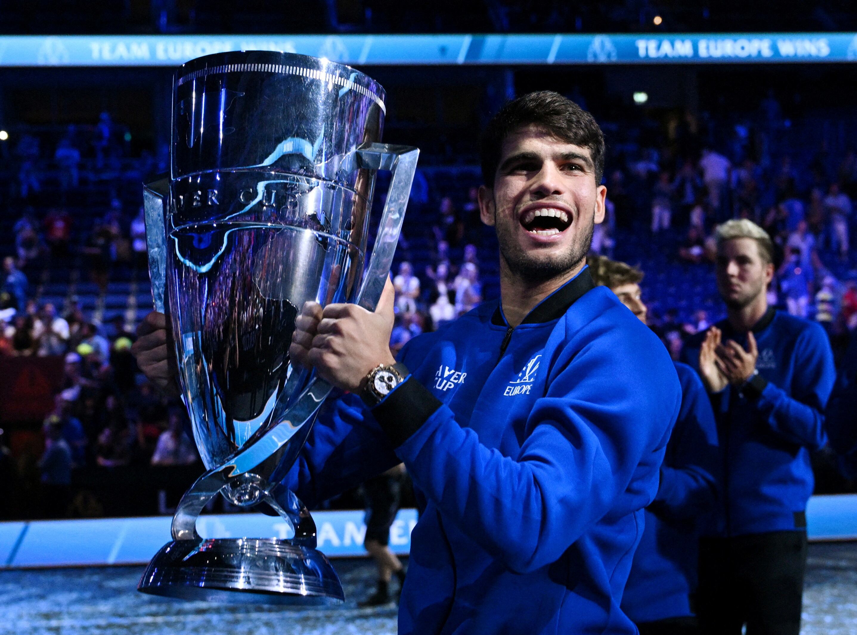 Alcaraz levanta la Laver Cup.  (REUTERS/Annegret Hilse) 